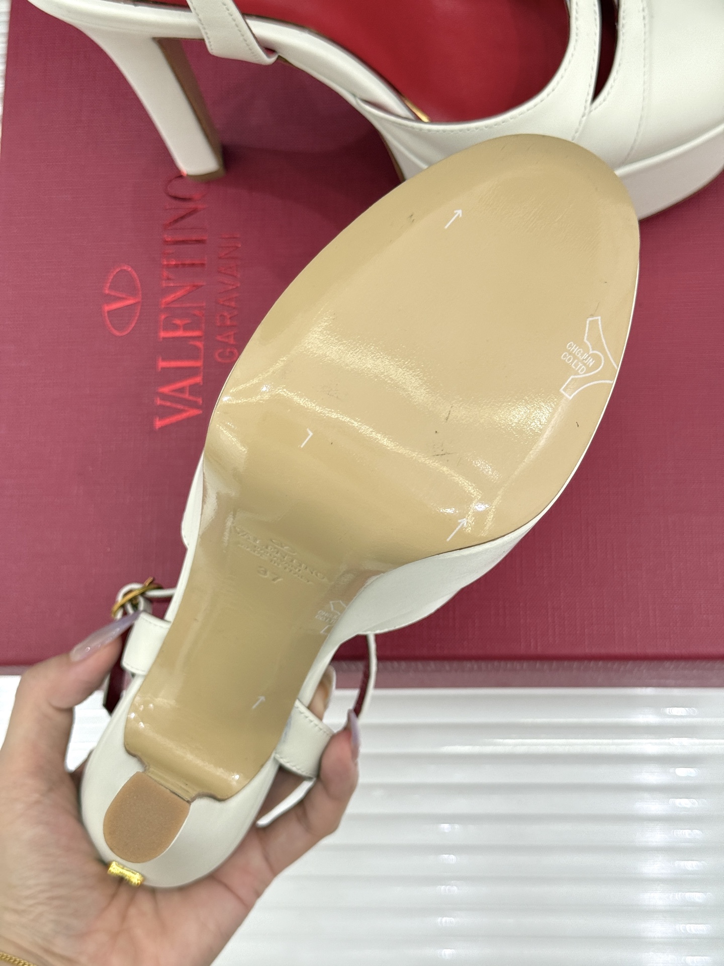 Valentino/华伦天奴26WF新品双带扣防水台恨天高凉鞋意式高定美学 踩在云端的女王气场。以定制牛