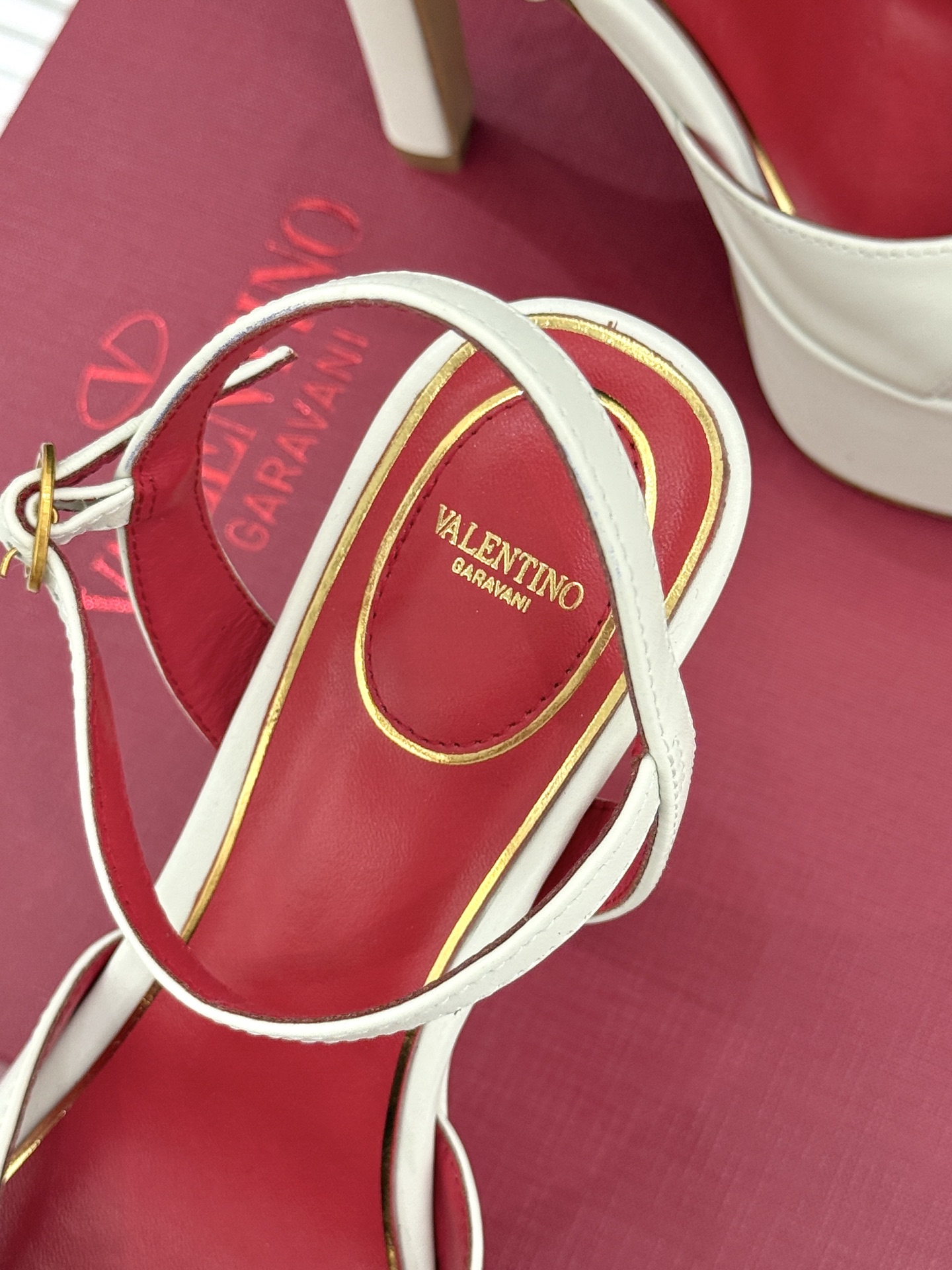 Valentino/华伦天奴26WF新品双带扣防水台恨天高凉鞋意式高定美学 踩在云端的女王气场。以定制牛