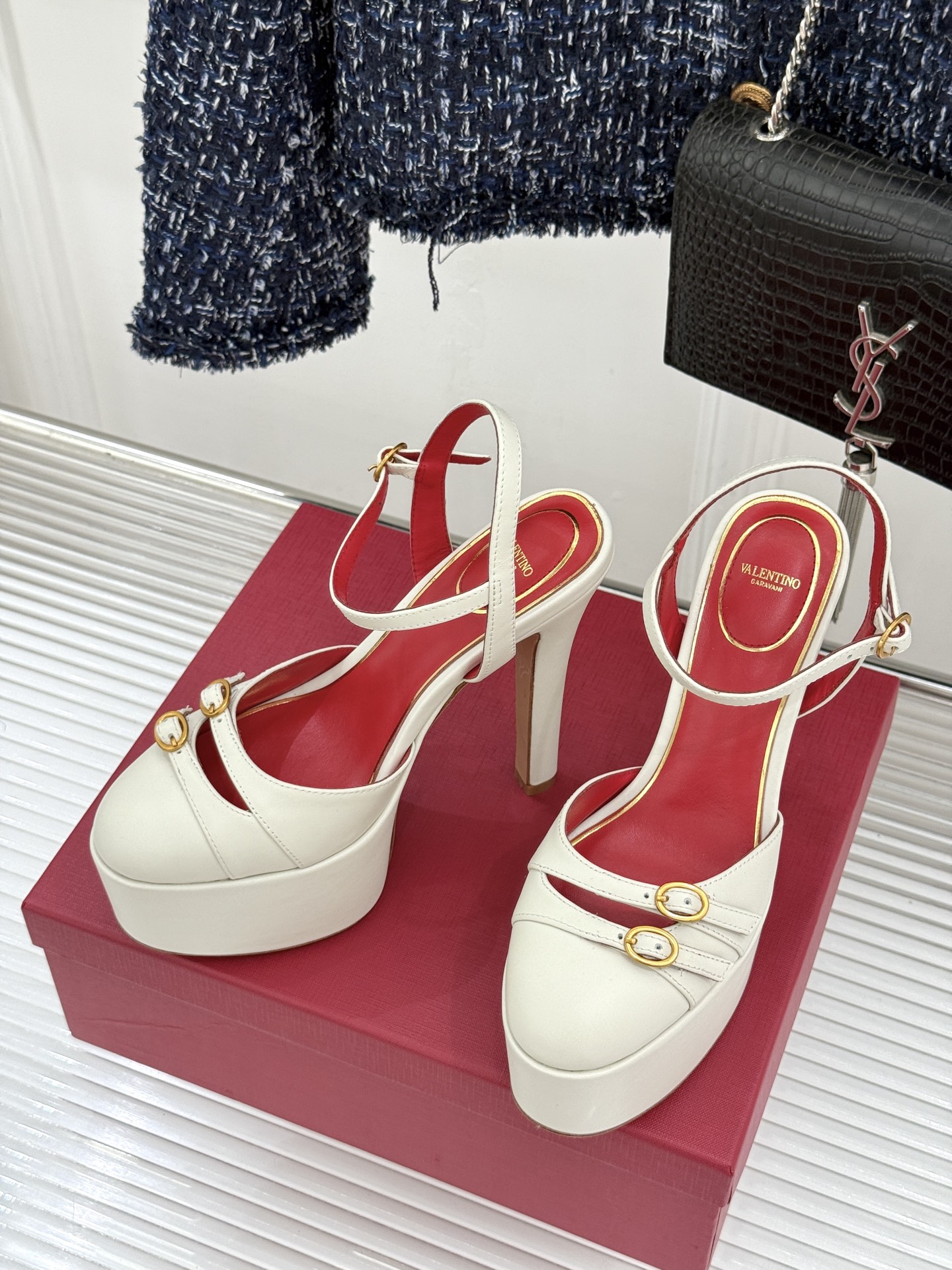 Valentino/华伦天奴26WF新品双带扣防水台恨天高凉鞋意式高定美学 踩在云端的女王气场。以定制牛