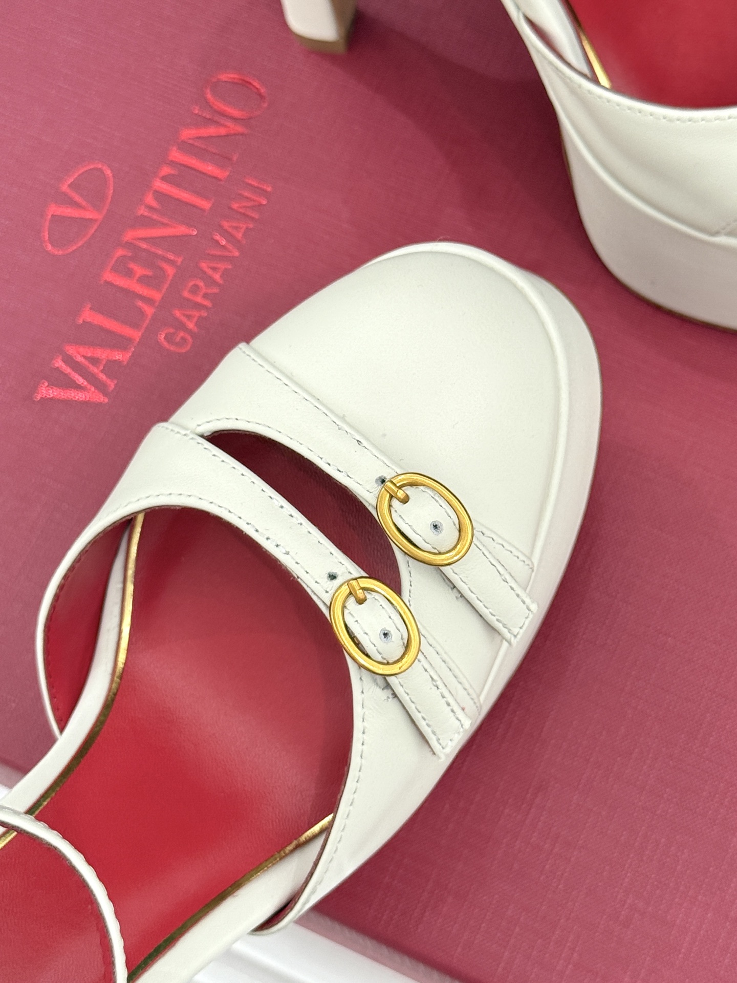 Valentino/华伦天奴26WF新品双带扣防水台恨天高凉鞋意式高定美学 踩在云端的女王气场。以定制牛