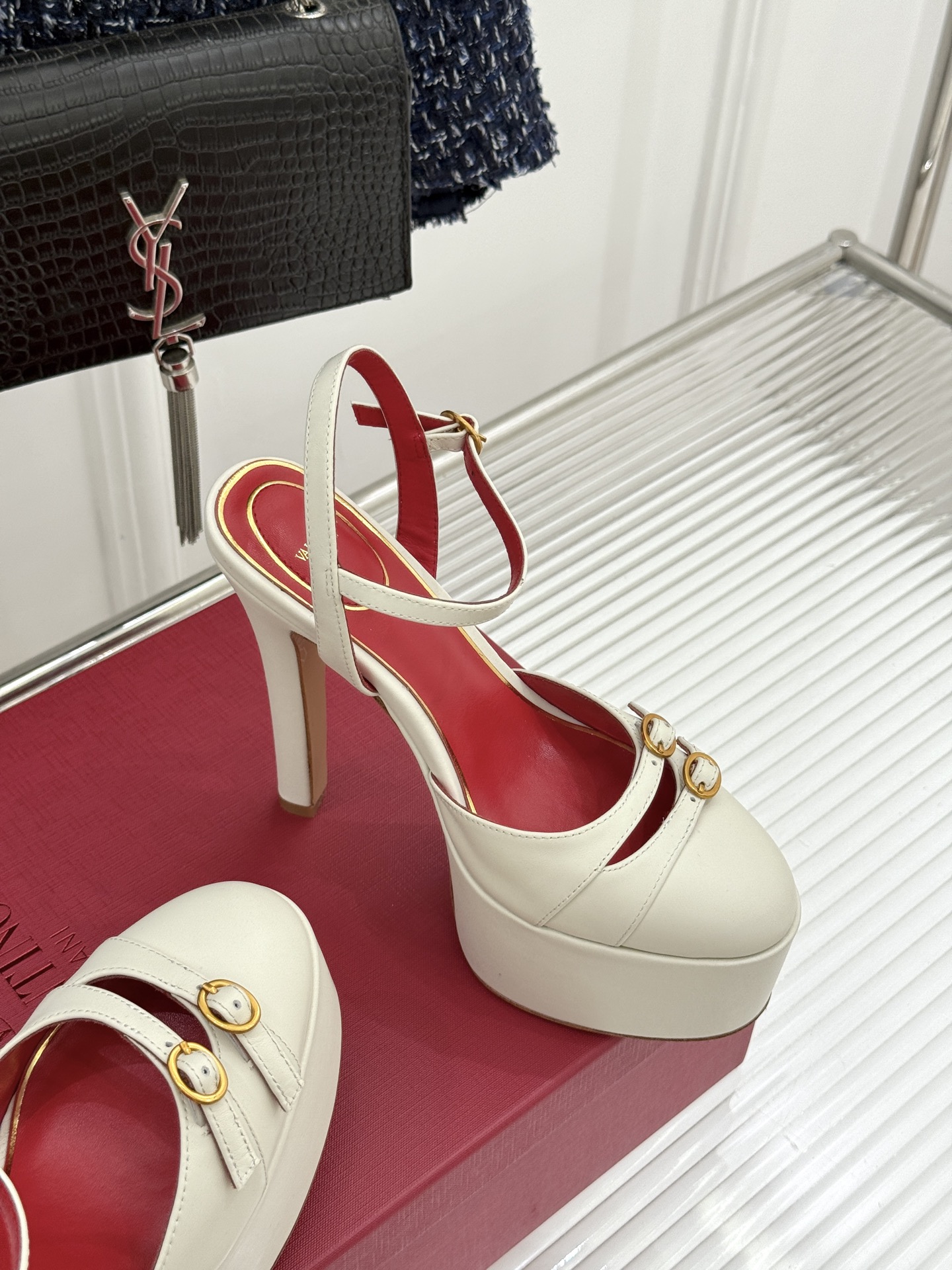 Valentino/华伦天奴26WF新品双带扣防水台恨天高凉鞋意式高定美学 踩在云端的女王气场。以定制牛