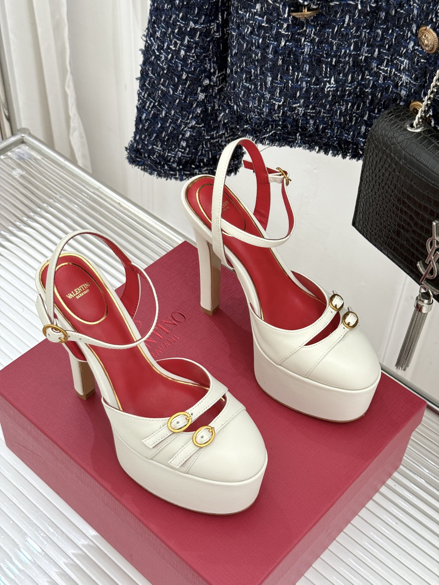 Valentino/华伦天奴26WF新品双带扣防水台恨天高凉鞋意式高定美学 踩在云端的女王气场。以定制牛