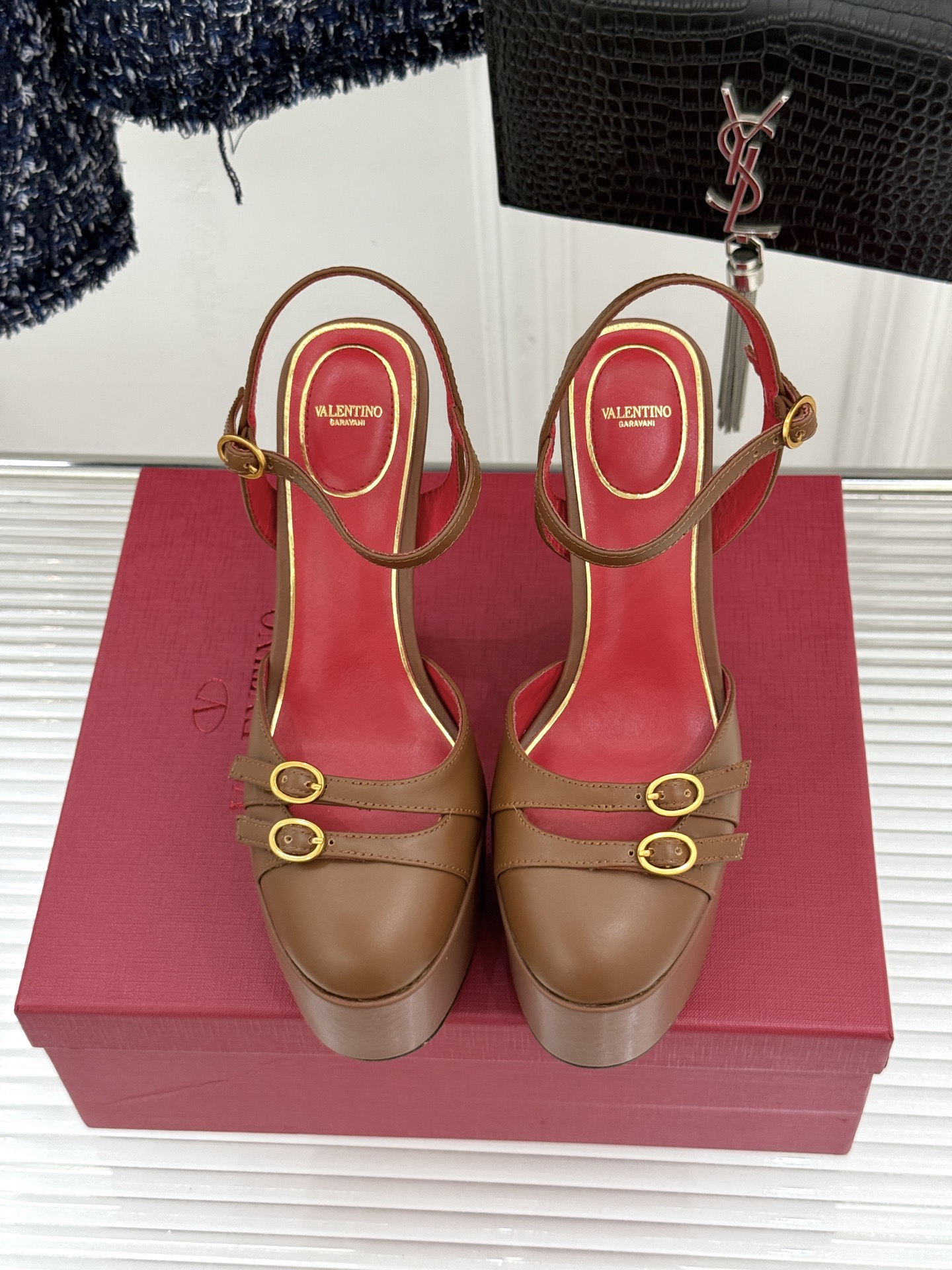 Valentino/华伦天奴26WF新品双带扣防水台恨天高凉鞋意式高定美学 踩在云端的女王气场。以定制牛