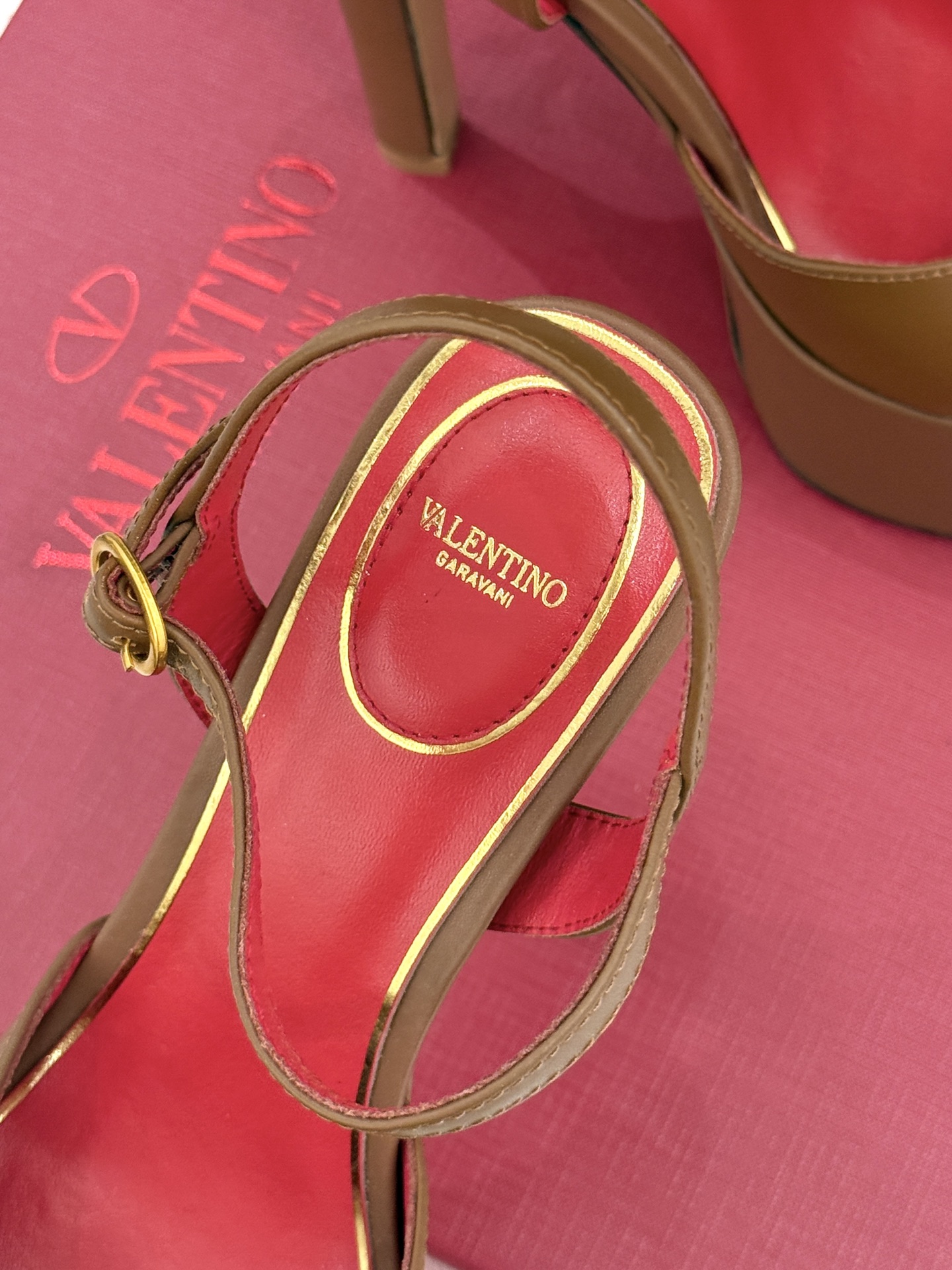 Valentino/华伦天奴26WF新品双带扣防水台恨天高凉鞋意式高定美学 踩在云端的女王气场。以定制牛