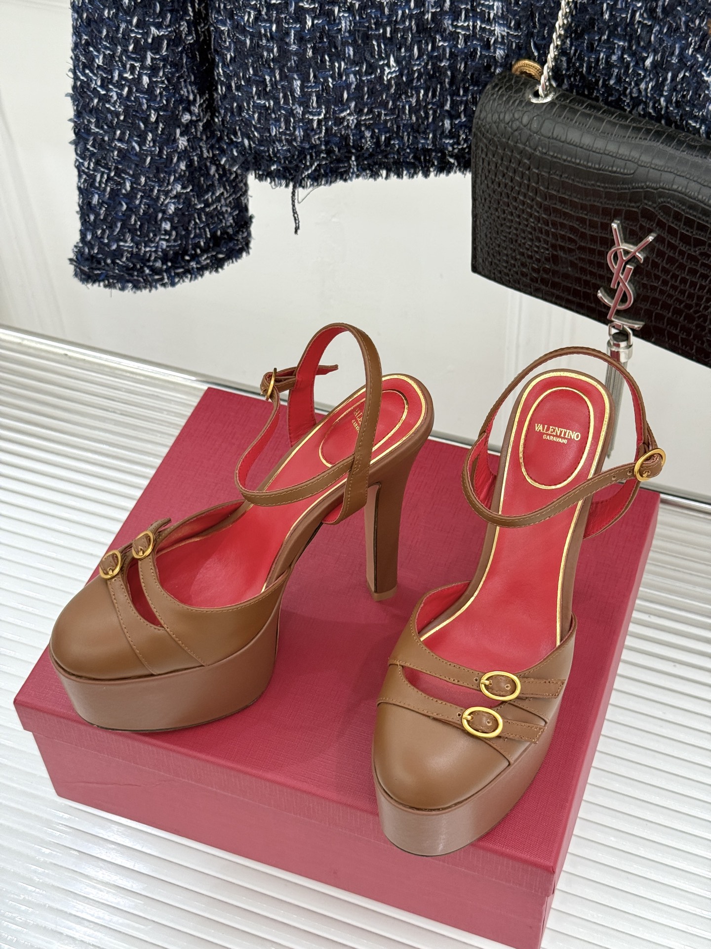 Valentino/华伦天奴26WF新品双带扣防水台恨天高凉鞋意式高定美学 踩在云端的女王气场。以定制牛