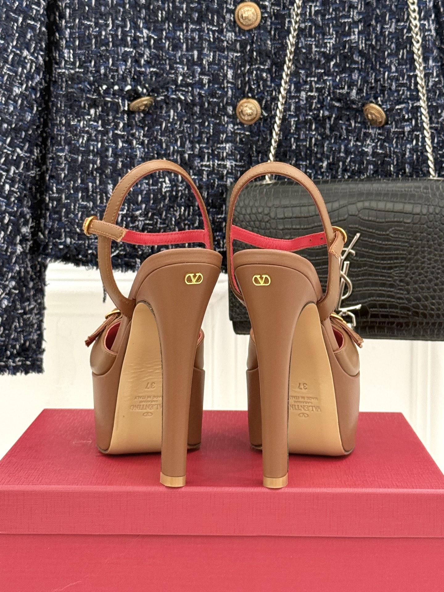 Valentino/华伦天奴26WF新品双带扣防水台恨天高凉鞋意式高定美学 踩在云端的女王气场。以定制牛