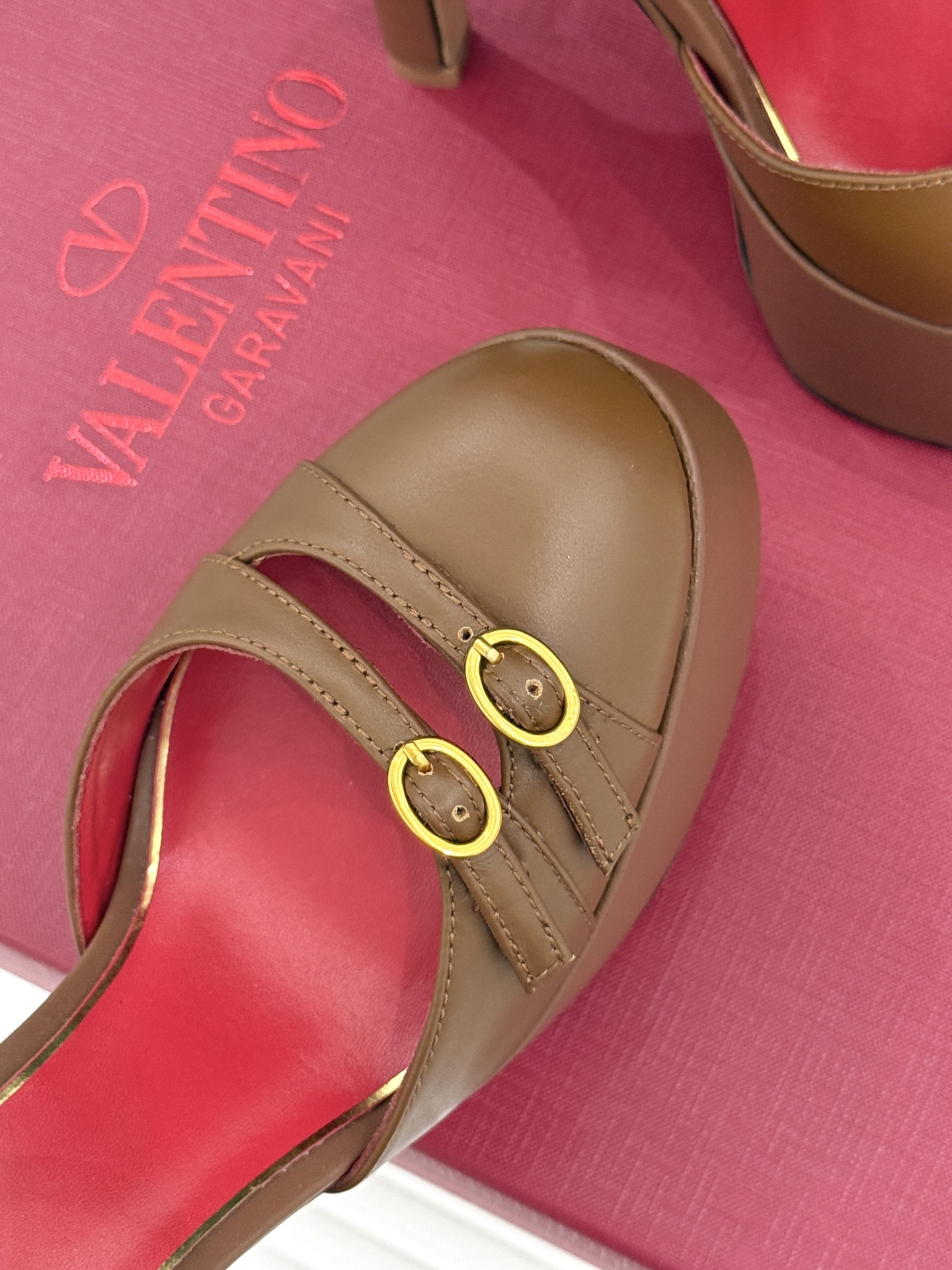 Valentino/华伦天奴26WF新品双带扣防水台恨天高凉鞋意式高定美学 踩在云端的女王气场。以定制牛