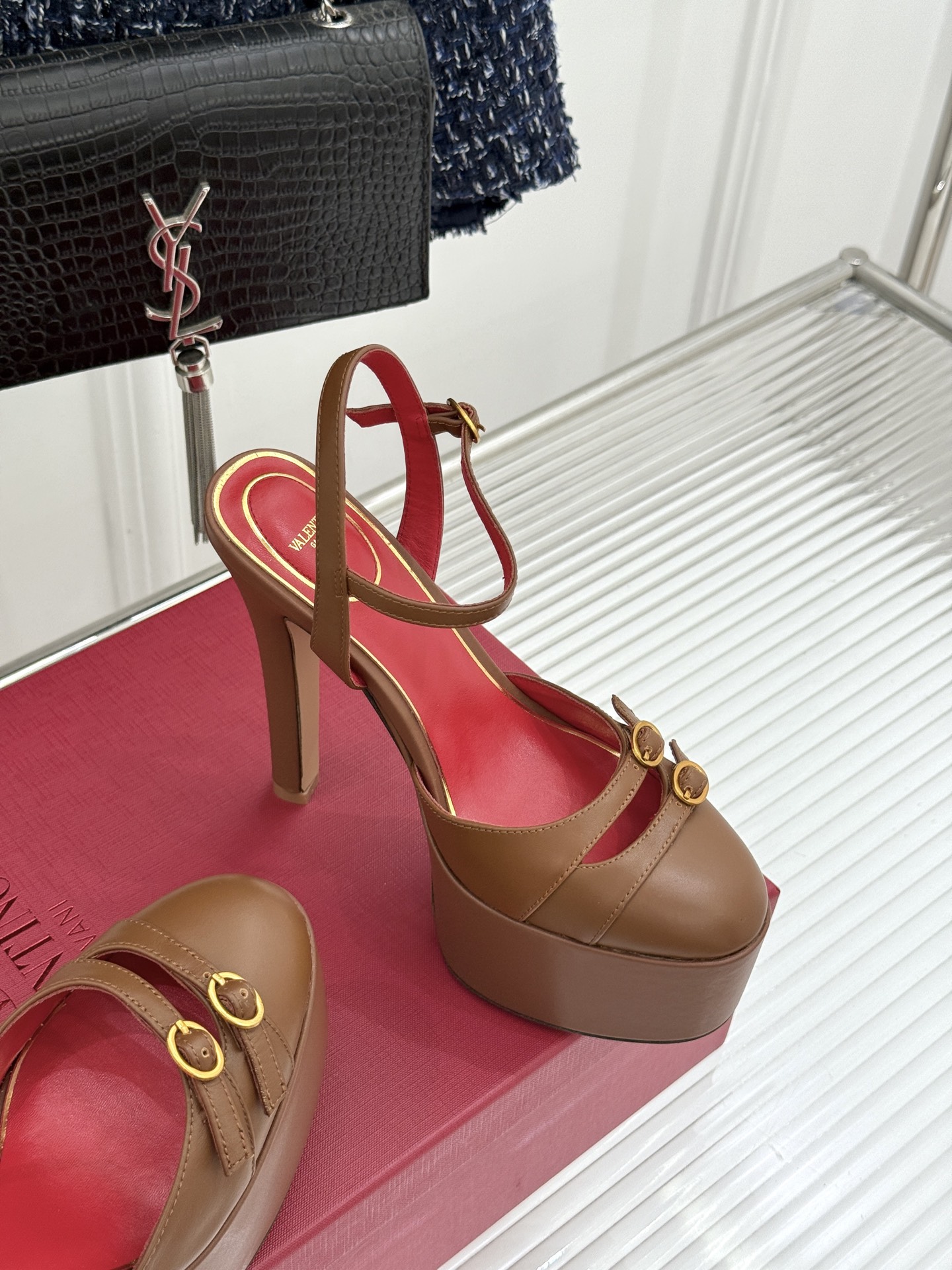 Valentino/华伦天奴26WF新品双带扣防水台恨天高凉鞋意式高定美学 踩在云端的女王气场。以定制牛