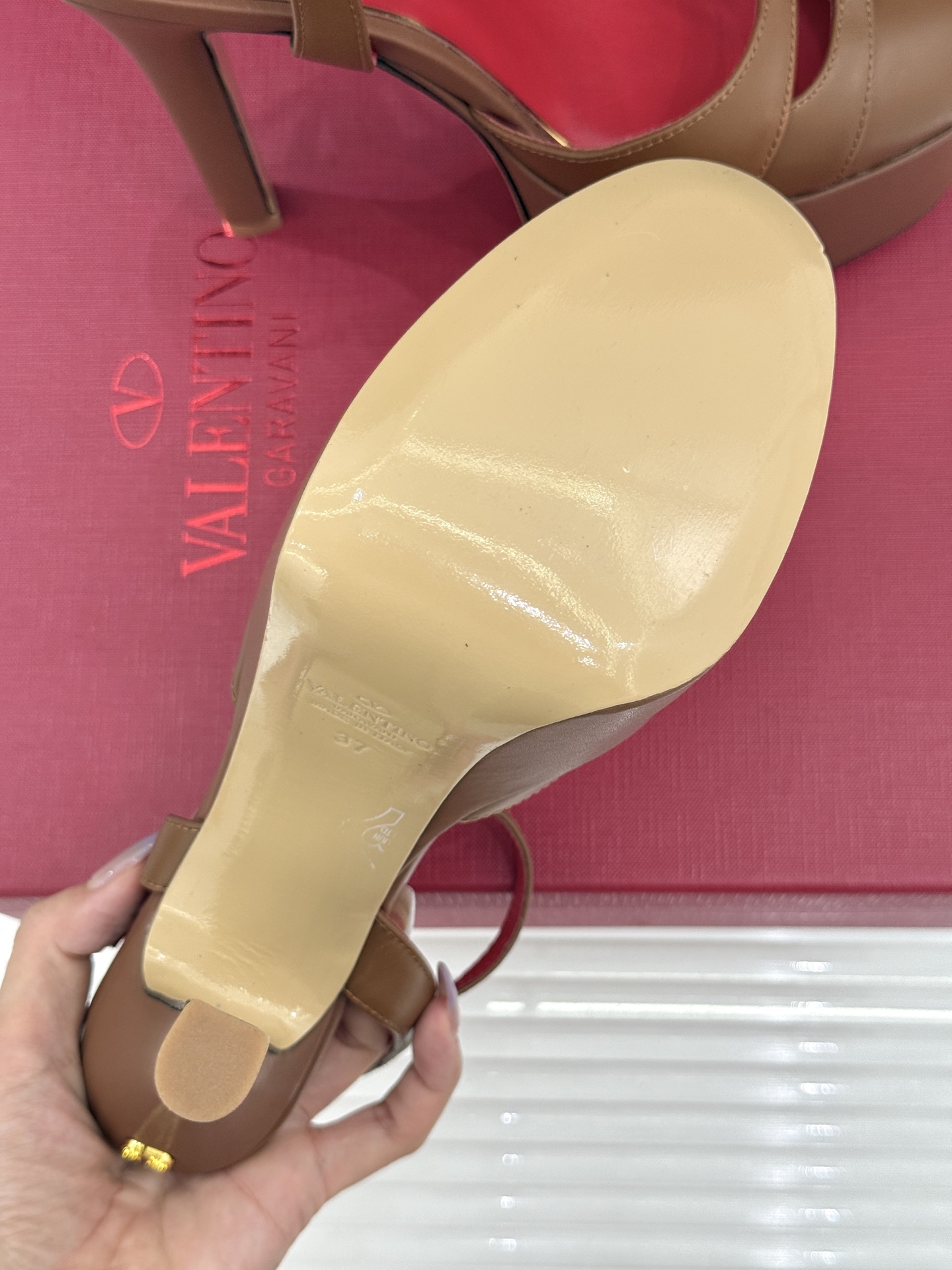 Valentino/华伦天奴26WF新品双带扣防水台恨天高凉鞋意式高定美学 踩在云端的女王气场。以定制牛