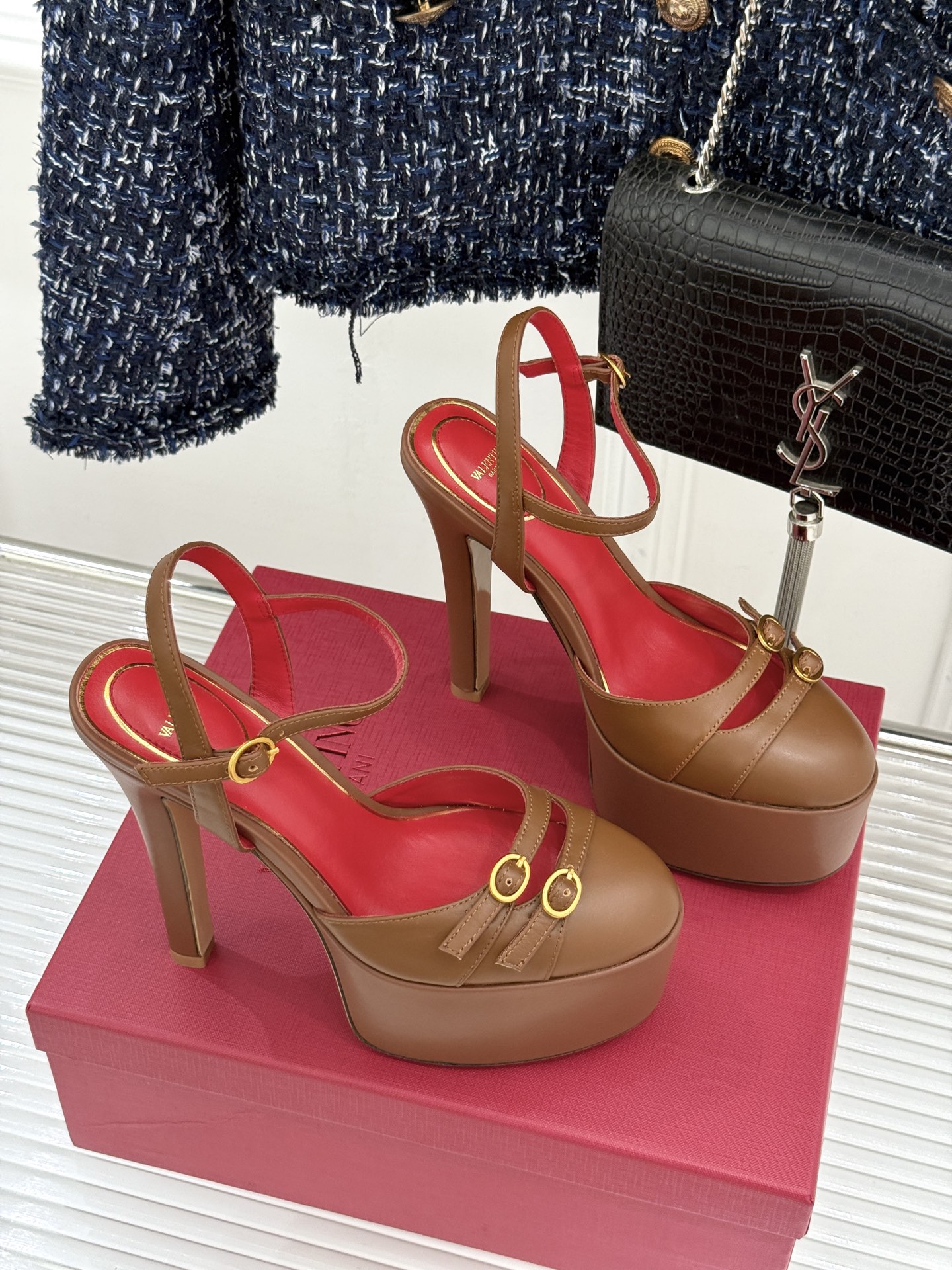 Valentino/华伦天奴26WF新品双带扣防水台恨天高凉鞋意式高定美学 踩在云端的女王气场。以定制牛