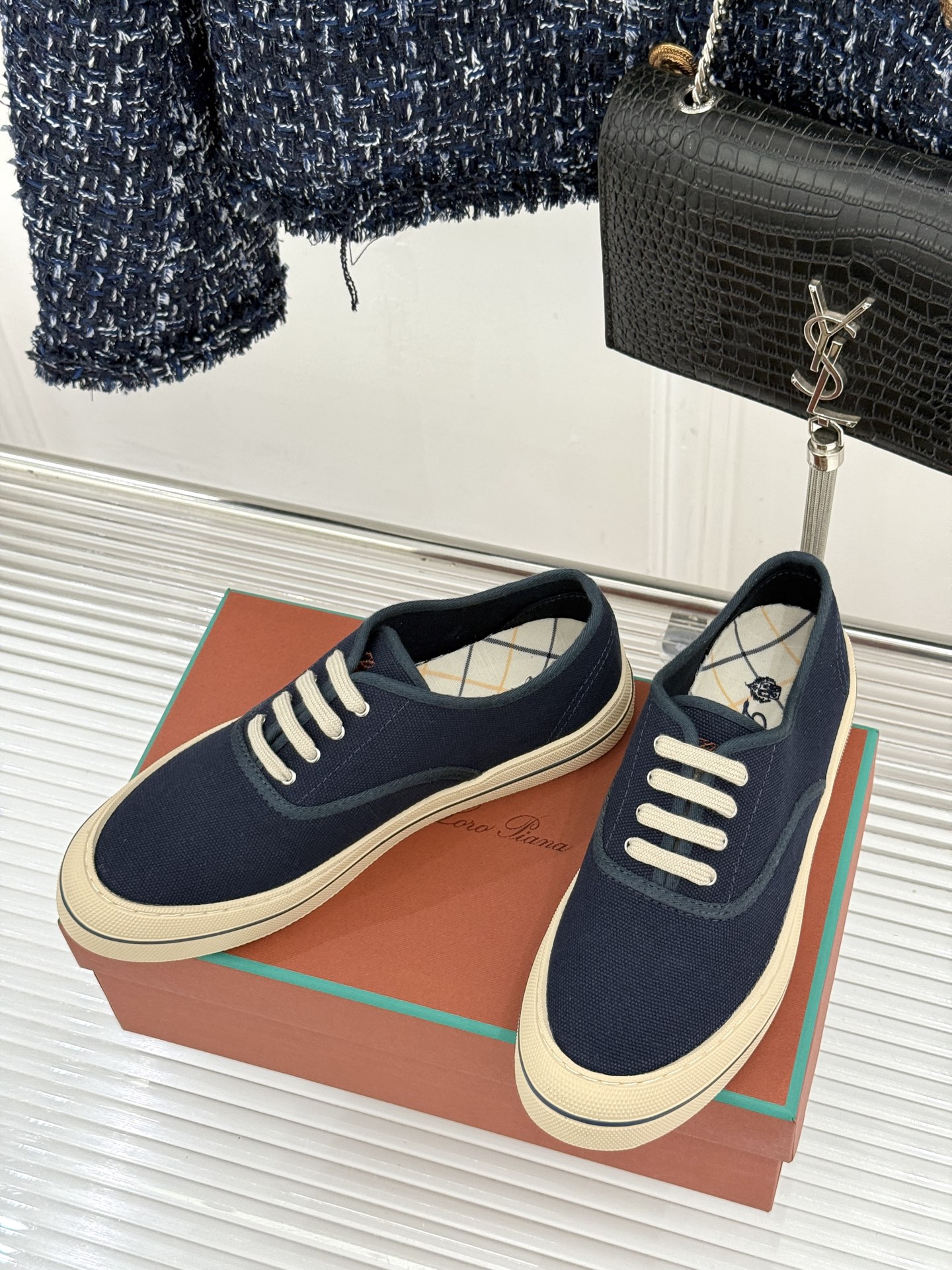 布面Loro Piana新品情侣款休闲帆布鞋以极简轮廓诠释老钱风的低调奢华。甄选高支棉帆布 经防污防泼水