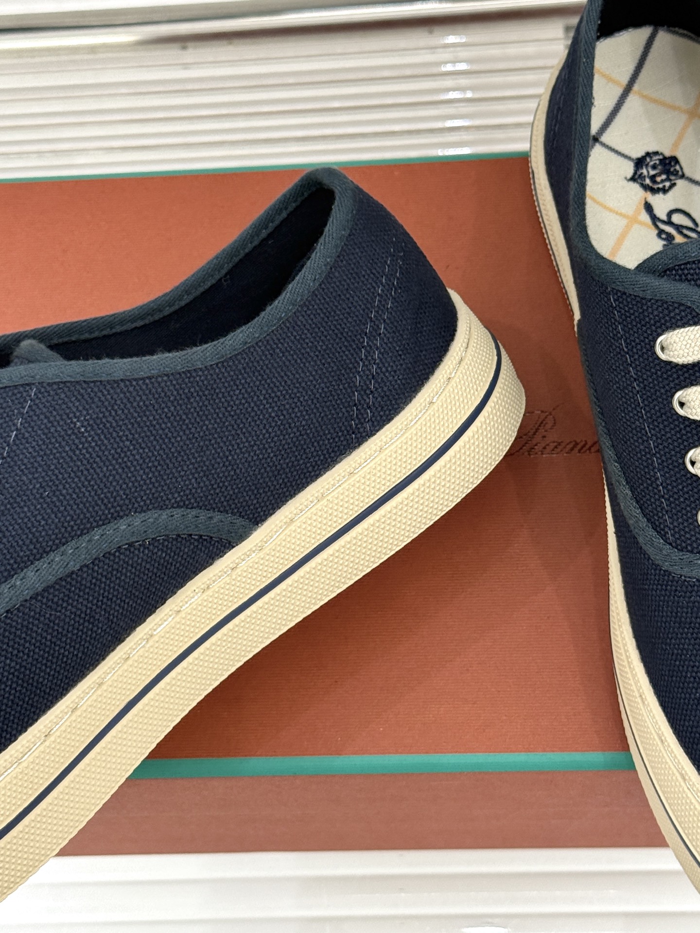 布面Loro Piana新品情侣款休闲帆布鞋以极简轮廓诠释老钱风的低调奢华。甄选高支棉帆布 经防污防泼水