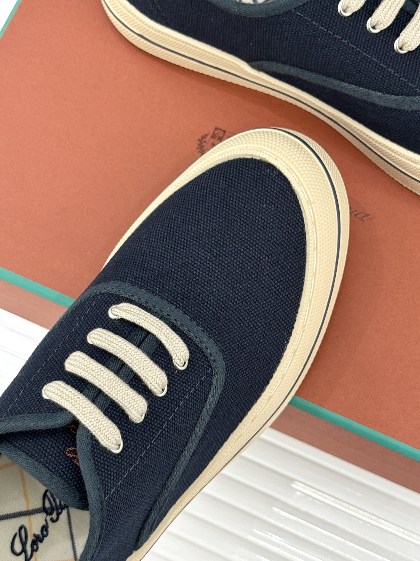 布面Loro Piana新品情侣款休闲帆布鞋以极简轮廓诠释老钱风的低调奢华。甄选高支棉帆布 经防污防泼水