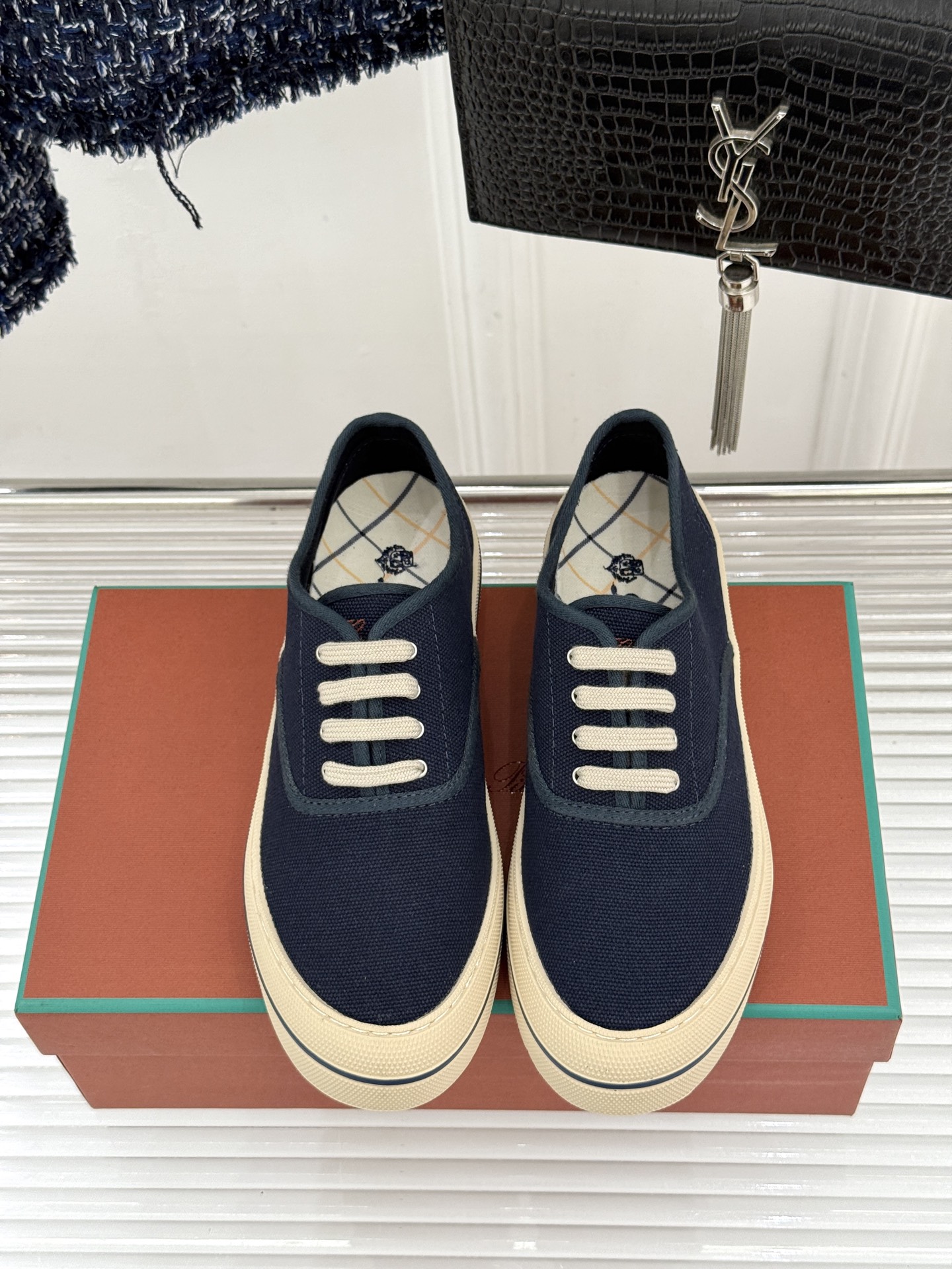 布面Loro Piana新品情侣款休闲帆布鞋以极简轮廓诠释老钱风的低调奢华。甄选高支棉帆布 经防污防泼水