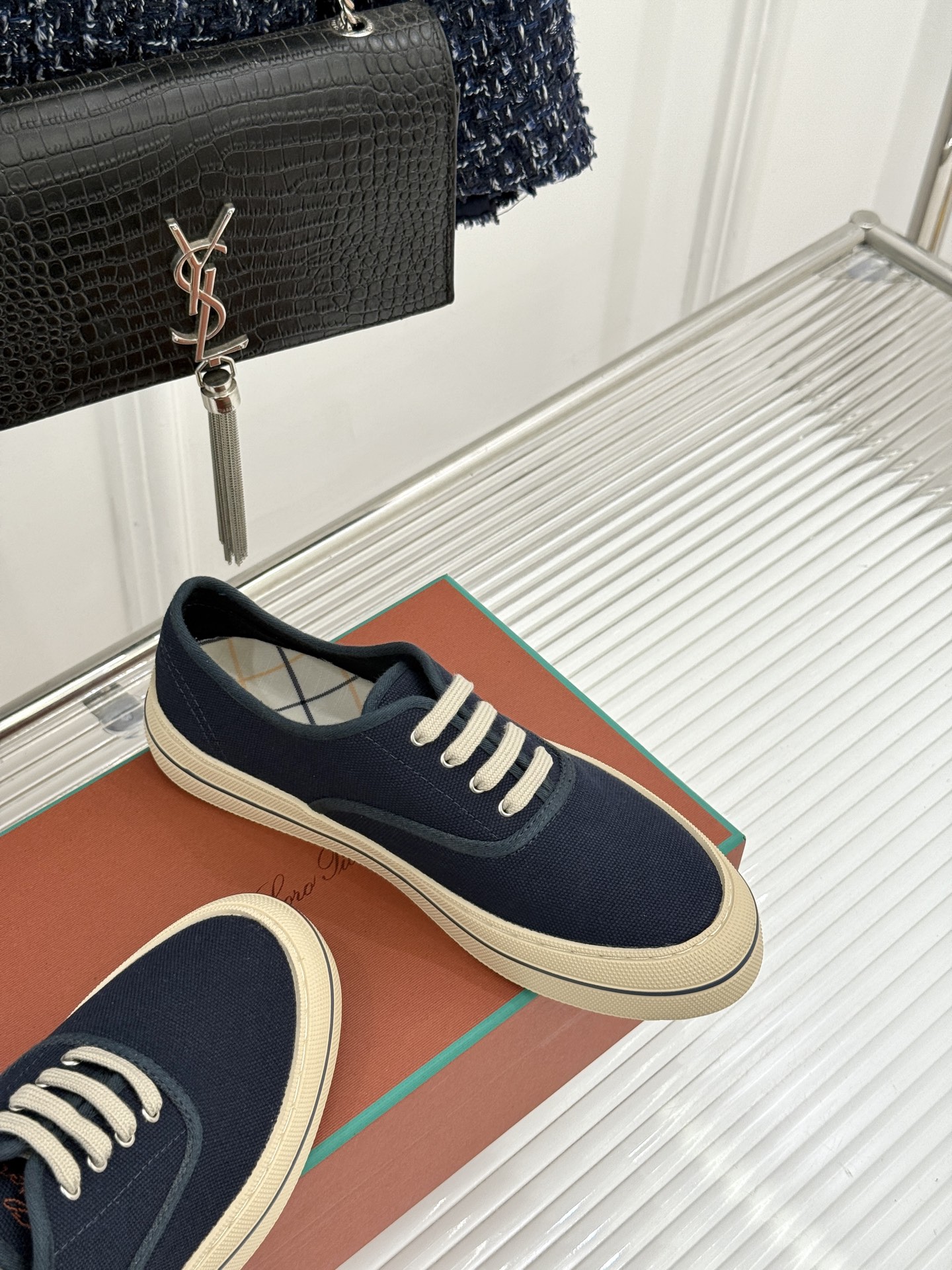 布面Loro Piana新品情侣款休闲帆布鞋以极简轮廓诠释老钱风的低调奢华。甄选高支棉帆布 经防污防泼水