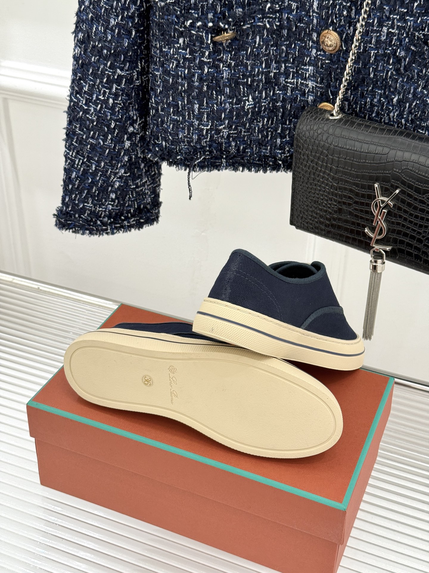 布面Loro Piana新品情侣款休闲帆布鞋以极简轮廓诠释老钱风的低调奢华。甄选高支棉帆布 经防污防泼水