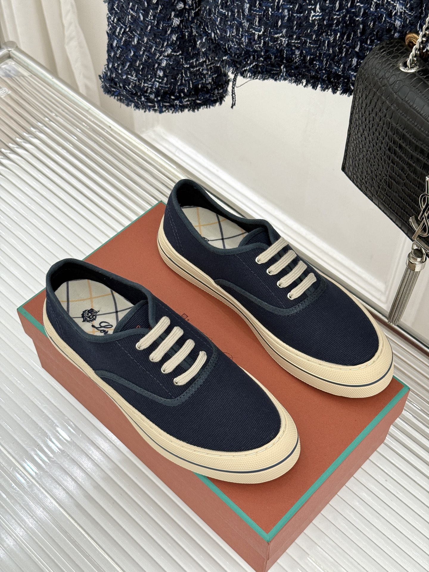 布面Loro Piana新品情侣款休闲帆布鞋以极简轮廓诠释老钱风的低调奢华。甄选高支棉帆布 经防污防泼水