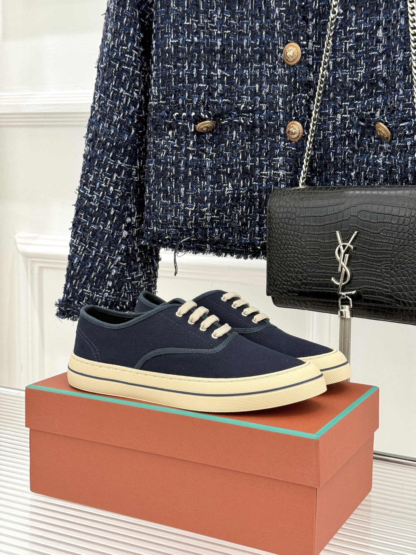 布面Loro Piana新品情侣款休闲帆布鞋以极简轮廓诠释老钱风的低调奢华。甄选高支棉帆布 经防污防泼水