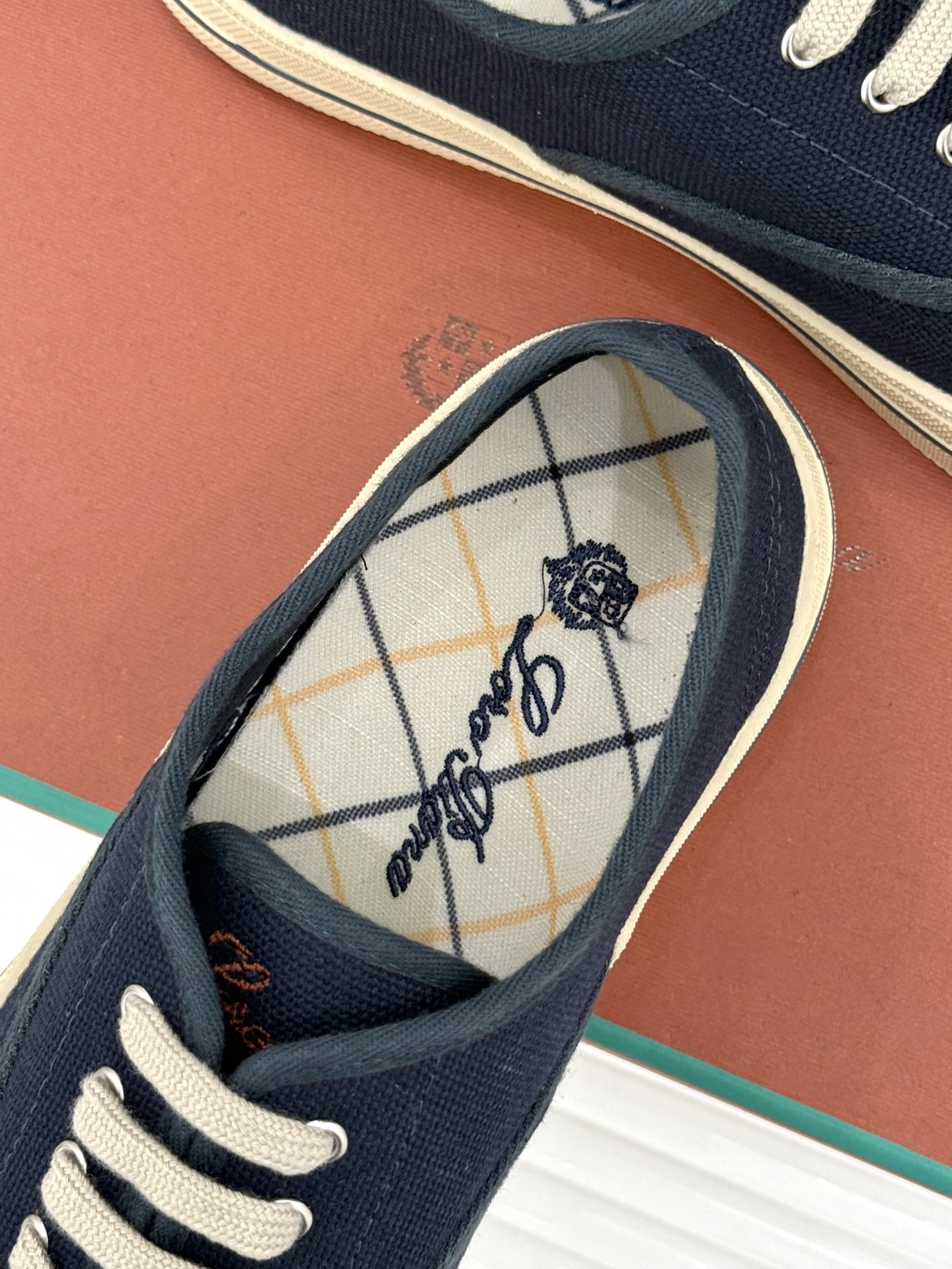 布面Loro Piana新品情侣款休闲帆布鞋以极简轮廓诠释老钱风的低调奢华。甄选高支棉帆布 经防污防泼水