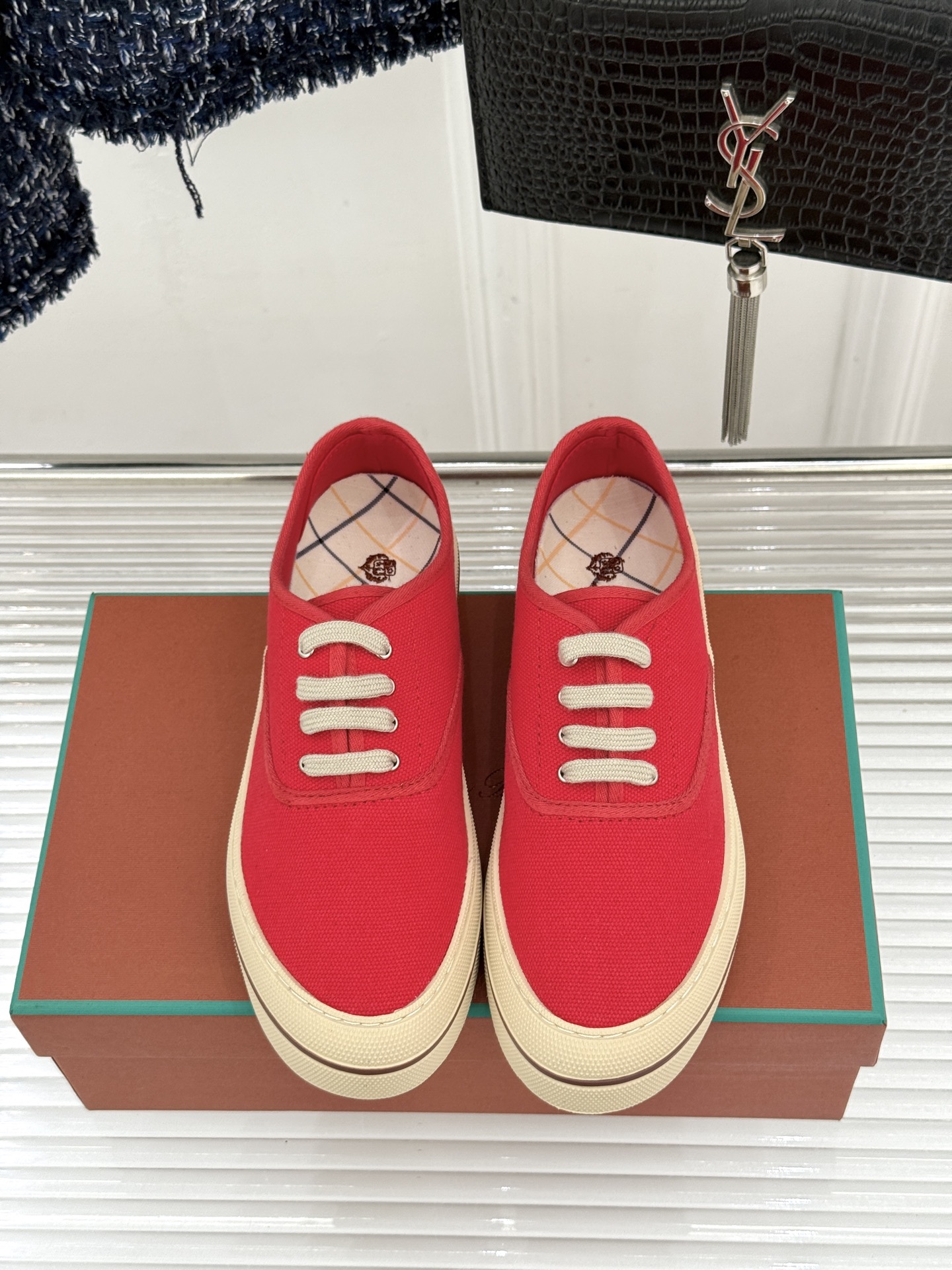 布面Loro Piana新品情侣款休闲帆布鞋以极简轮廓诠释老钱风的低调奢华。甄选高支棉帆布 经防污防泼水