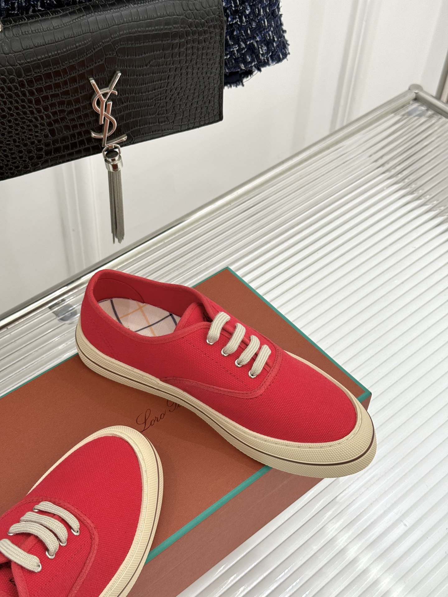 布面Loro Piana新品情侣款休闲帆布鞋以极简轮廓诠释老钱风的低调奢华。甄选高支棉帆布 经防污防泼水