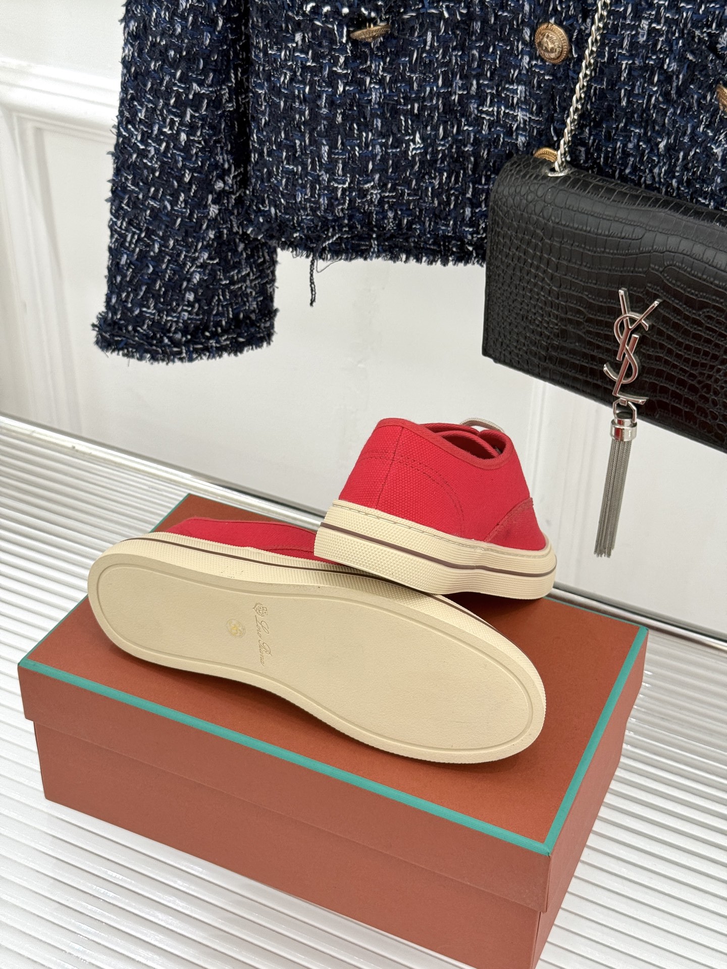 布面Loro Piana新品情侣款休闲帆布鞋以极简轮廓诠释老钱风的低调奢华。甄选高支棉帆布 经防污防泼水