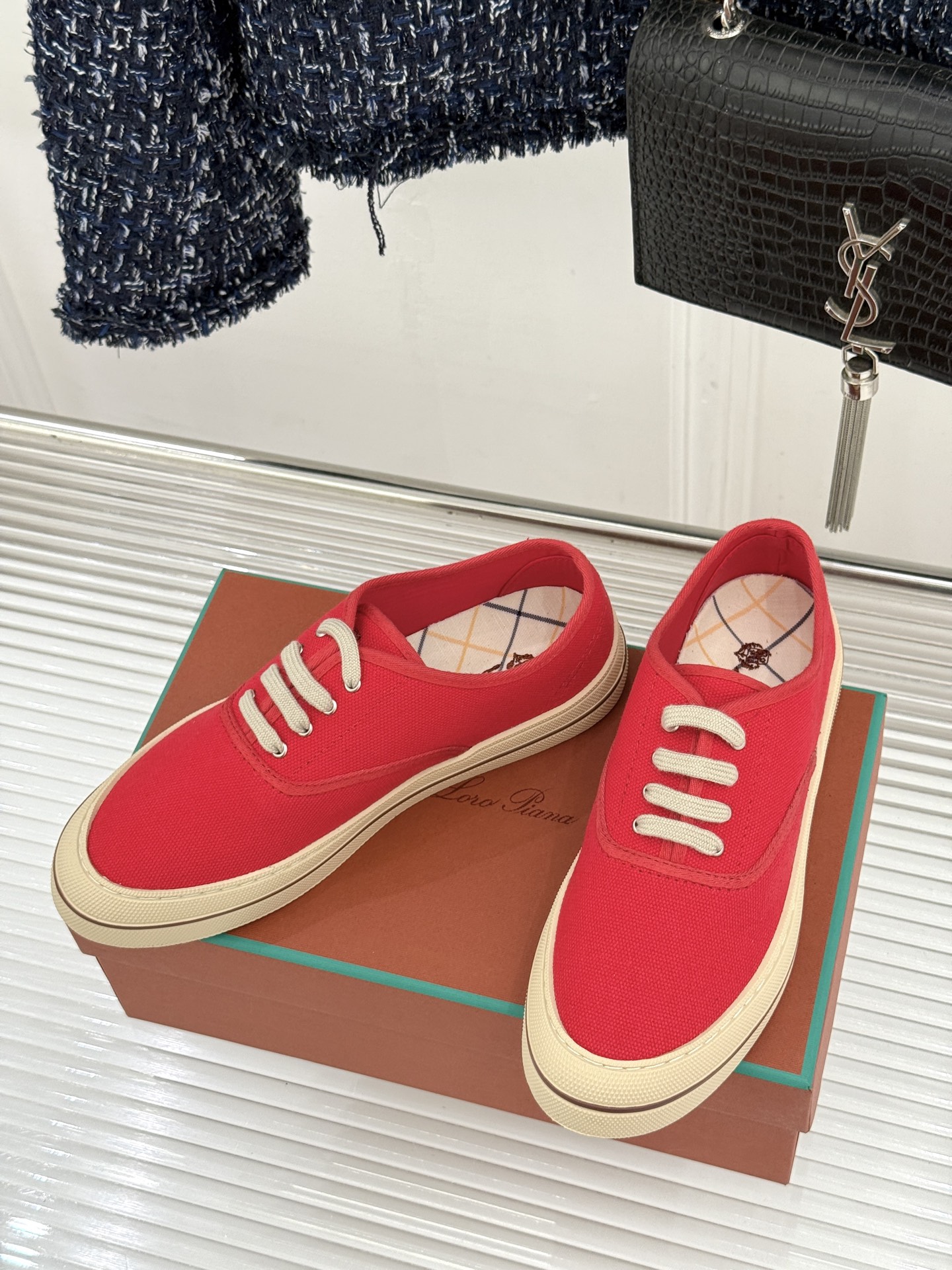 布面Loro Piana新品情侣款休闲帆布鞋以极简轮廓诠释老钱风的低调奢华。甄选高支棉帆布 经防污防泼水