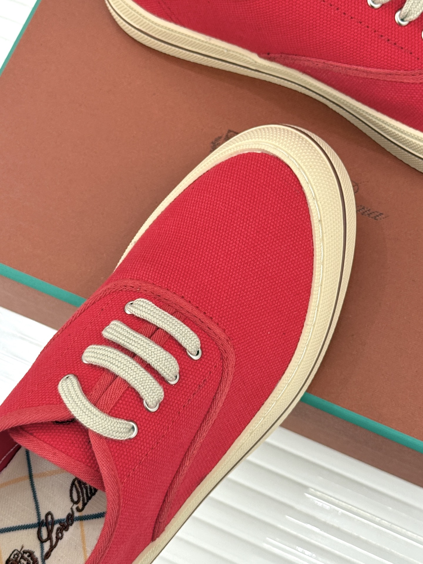 布面Loro Piana新品情侣款休闲帆布鞋以极简轮廓诠释老钱风的低调奢华。甄选高支棉帆布 经防污防泼水