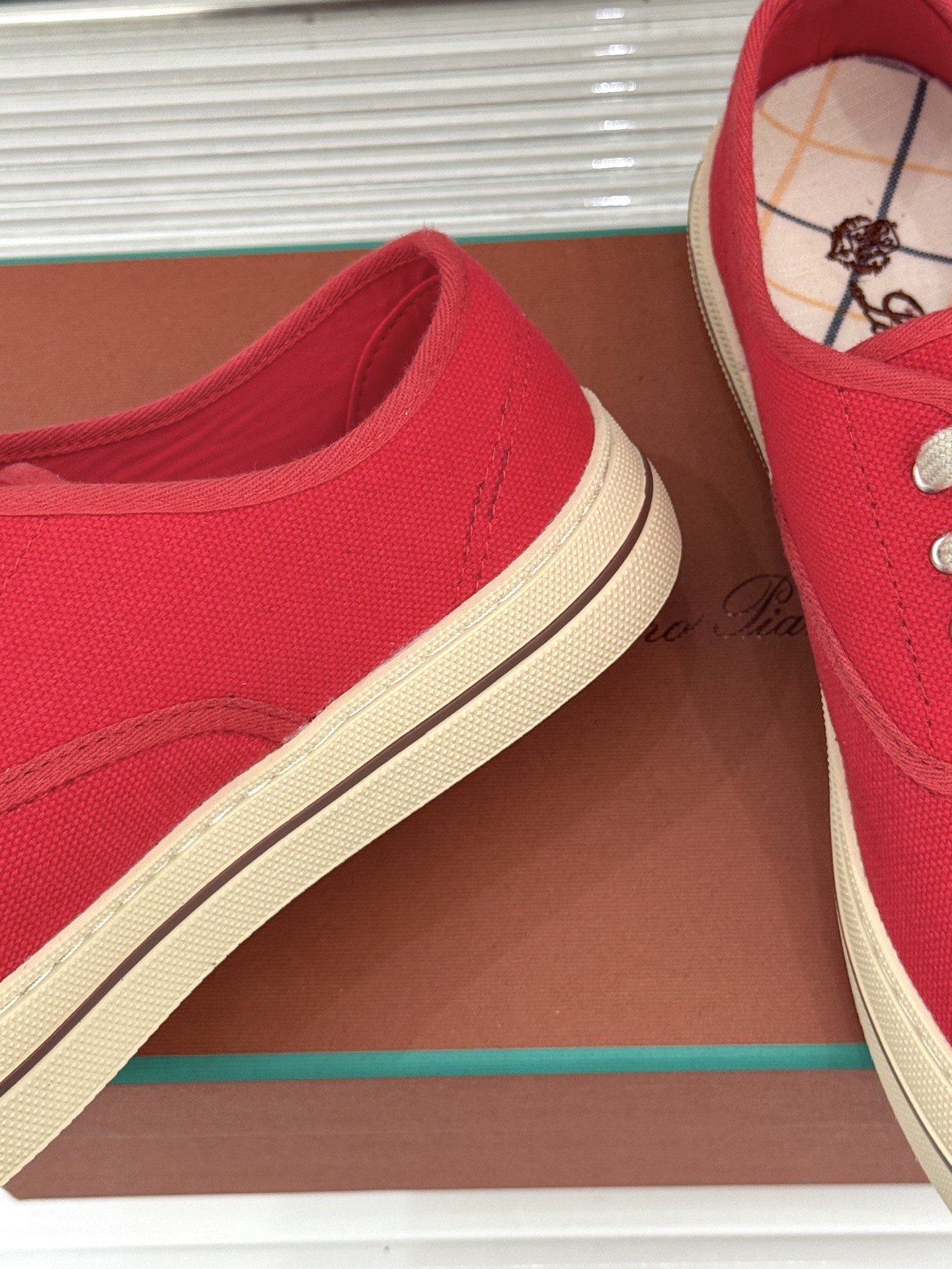 布面Loro Piana新品情侣款休闲帆布鞋以极简轮廓诠释老钱风的低调奢华。甄选高支棉帆布 经防污防泼水