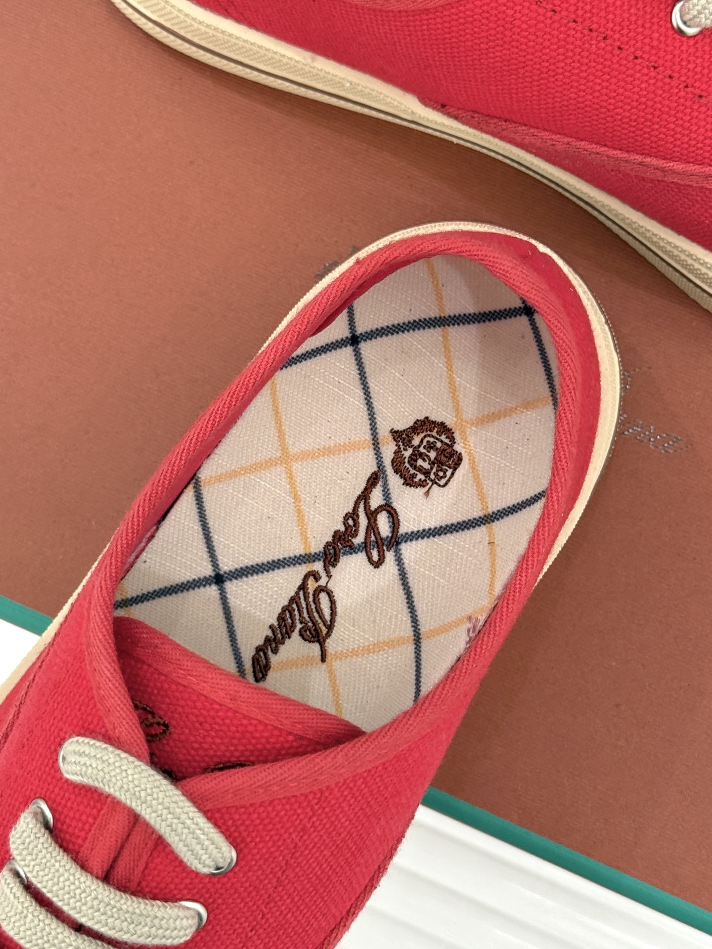 布面Loro Piana新品情侣款休闲帆布鞋以极简轮廓诠释老钱风的低调奢华。甄选高支棉帆布 经防污防泼水