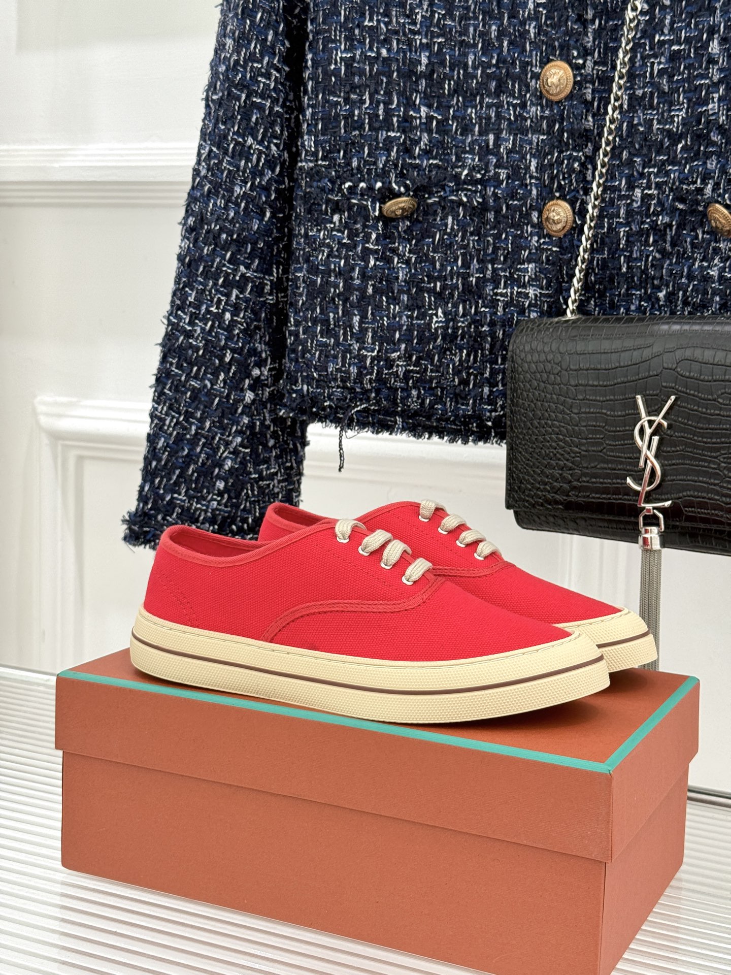 布面Loro Piana新品情侣款休闲帆布鞋以极简轮廓诠释老钱风的低调奢华。甄选高支棉帆布 经防污防泼水