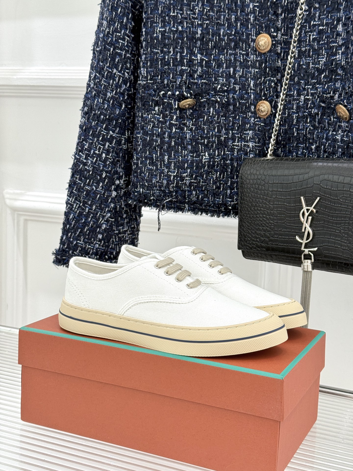 布面Loro Piana新品情侣款休闲帆布鞋以极简轮廓诠释老钱风的低调奢华。甄选高支棉帆布 经防污防泼水