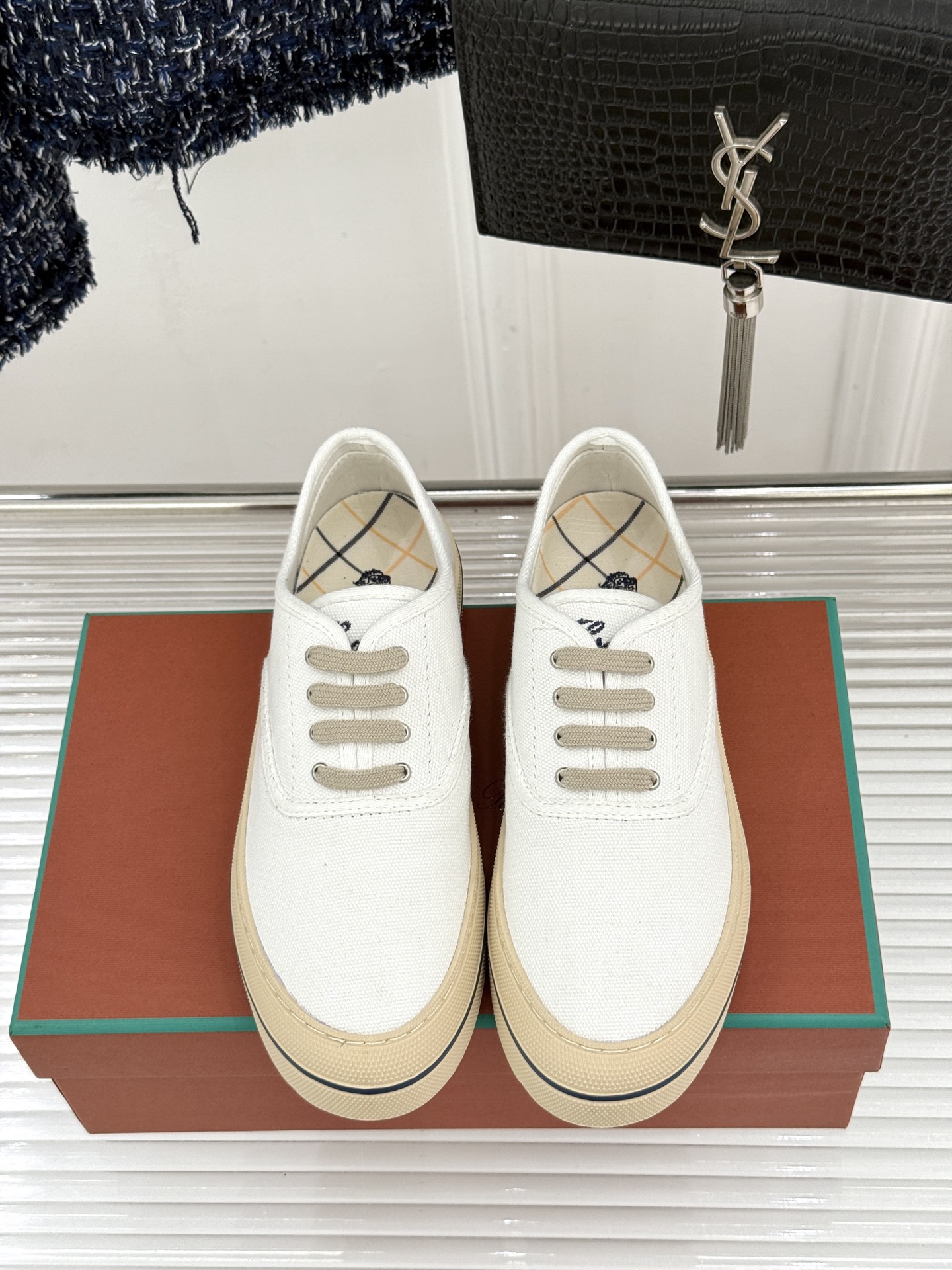 布面Loro Piana新品情侣款休闲帆布鞋以极简轮廓诠释老钱风的低调奢华。甄选高支棉帆布 经防污防泼水