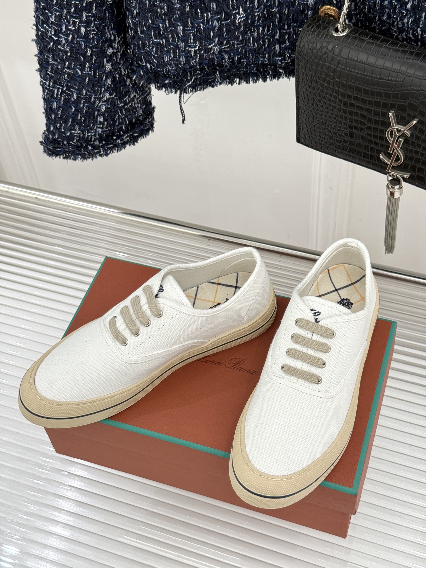 布面Loro Piana新品情侣款休闲帆布鞋以极简轮廓诠释老钱风的低调奢华。甄选高支棉帆布 经防污防泼水