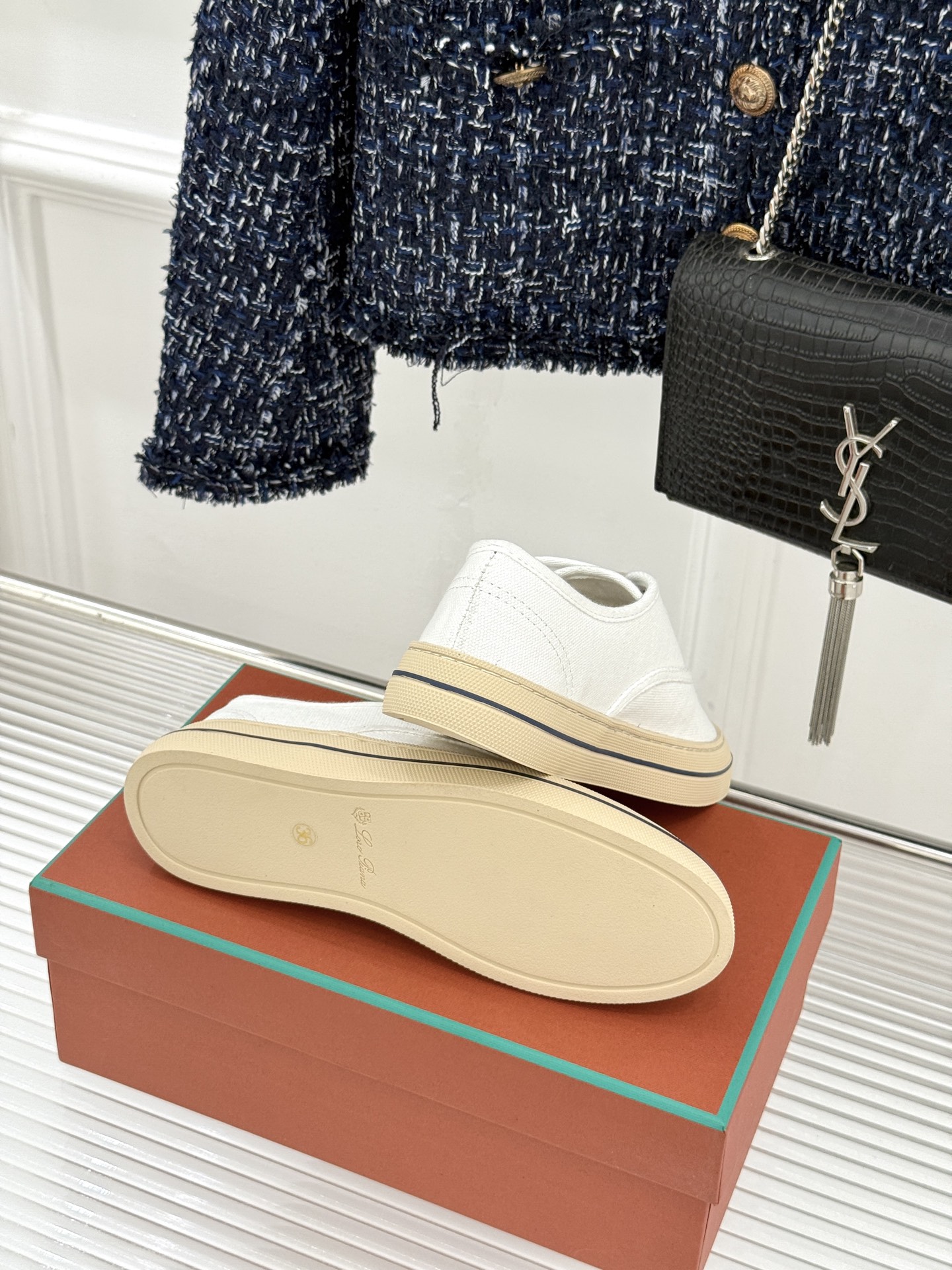 布面Loro Piana新品情侣款休闲帆布鞋以极简轮廓诠释老钱风的低调奢华。甄选高支棉帆布 经防污防泼水