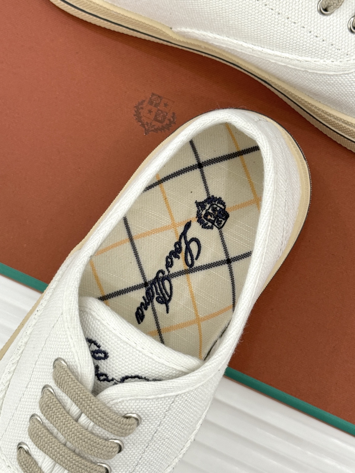 布面Loro Piana新品情侣款休闲帆布鞋以极简轮廓诠释老钱风的低调奢华。甄选高支棉帆布 经防污防泼水