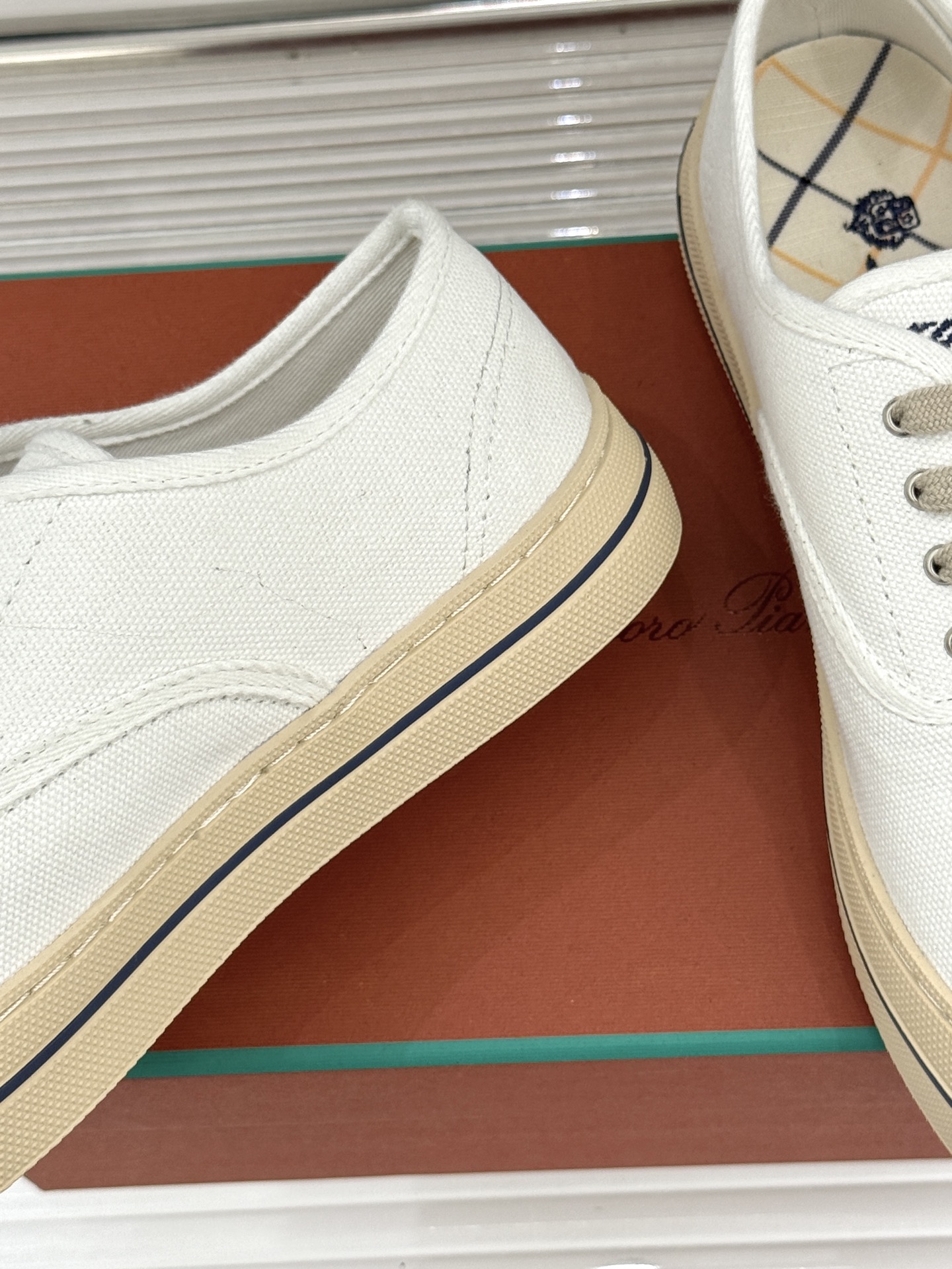 布面Loro Piana新品情侣款休闲帆布鞋以极简轮廓诠释老钱风的低调奢华。甄选高支棉帆布 经防污防泼水