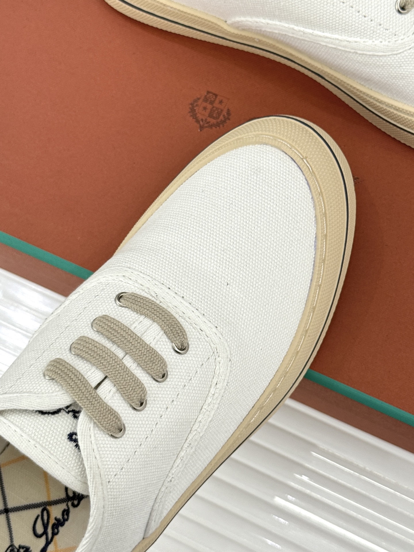 布面Loro Piana新品情侣款休闲帆布鞋以极简轮廓诠释老钱风的低调奢华。甄选高支棉帆布 经防污防泼水