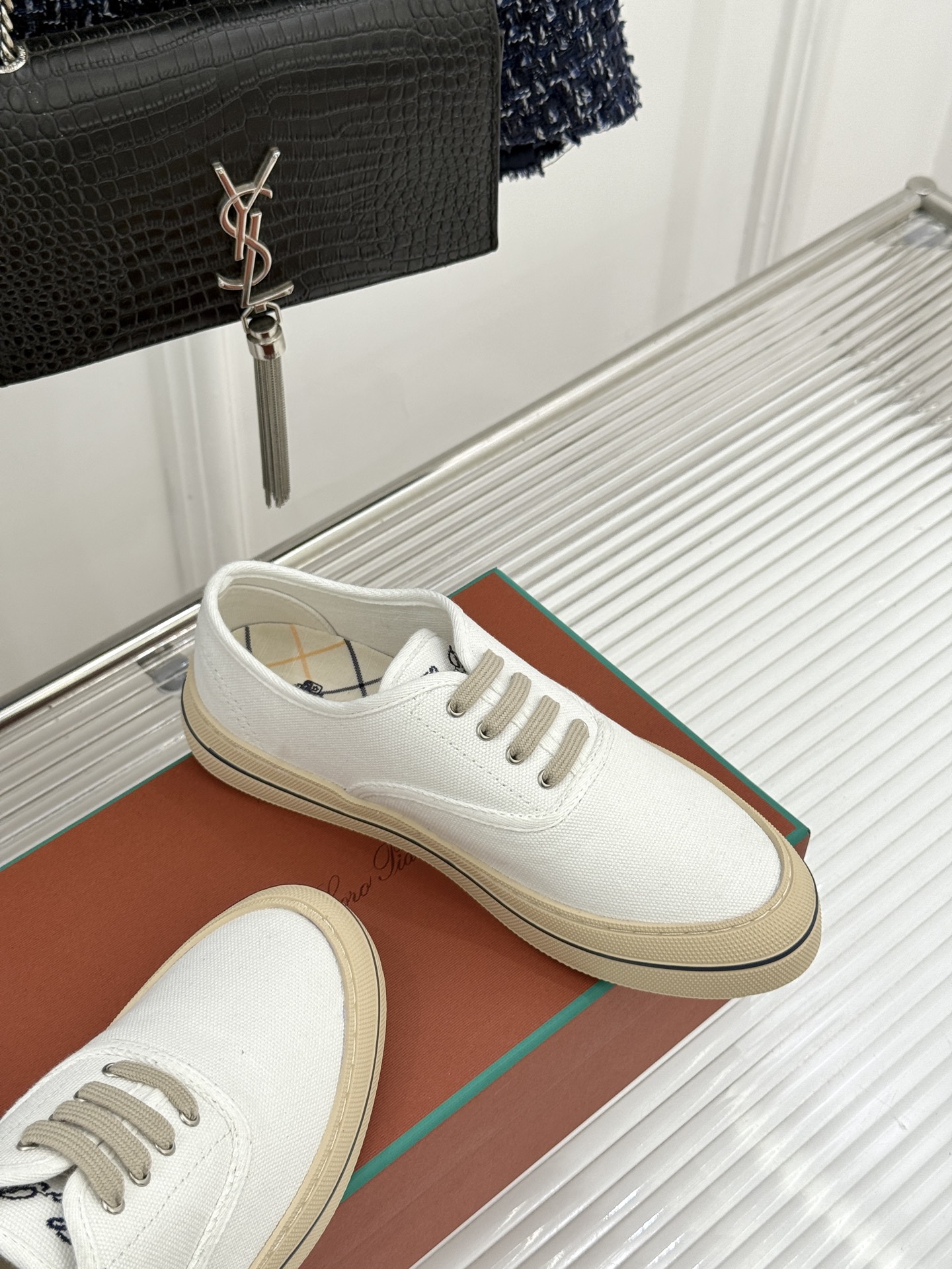 布面Loro Piana新品情侣款休闲帆布鞋以极简轮廓诠释老钱风的低调奢华。甄选高支棉帆布 经防污防泼水