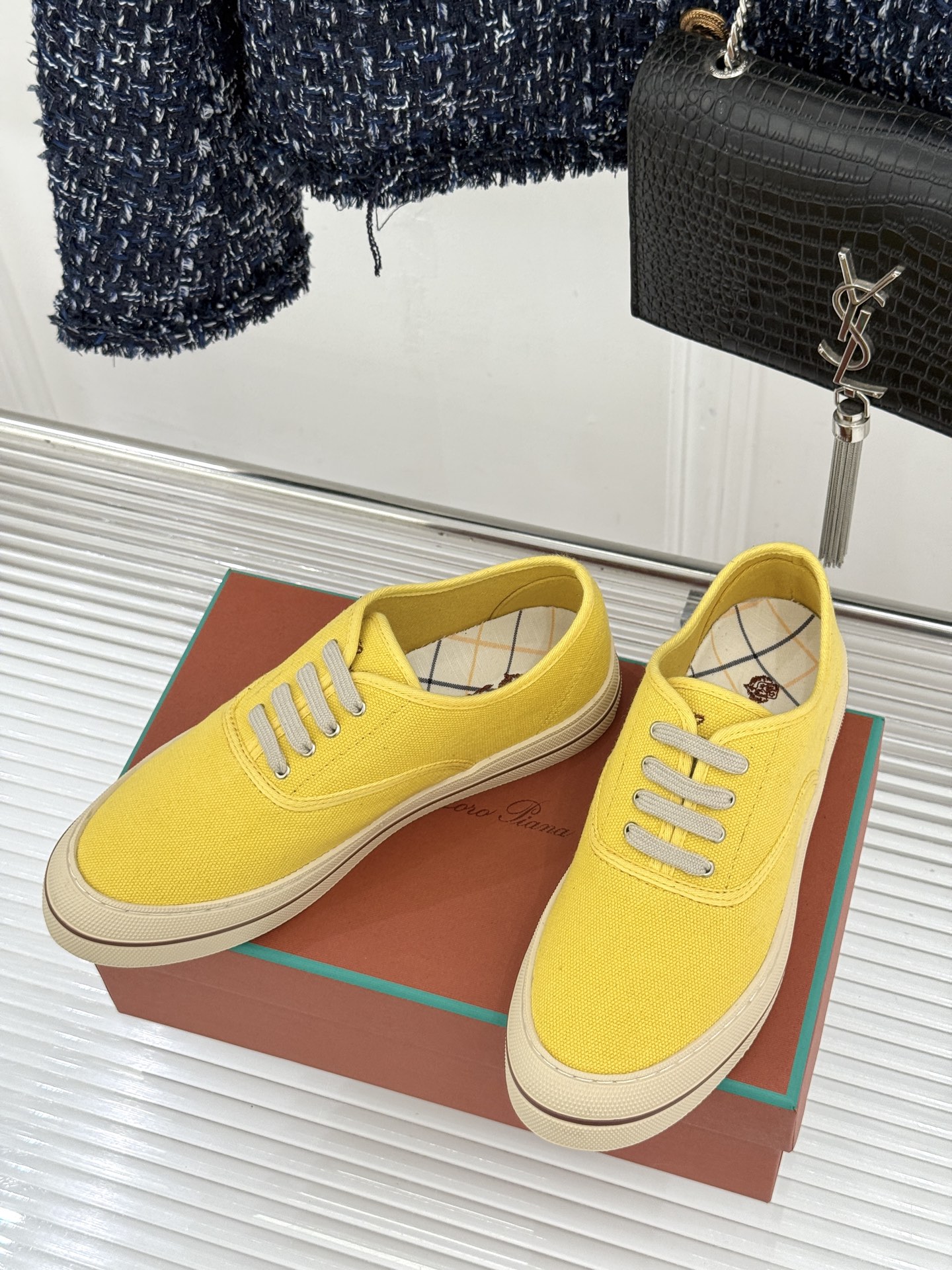 布面Loro Piana新品情侣款休闲帆布鞋以极简轮廓诠释老钱风的低调奢华。甄选高支棉帆布 经防污防泼水