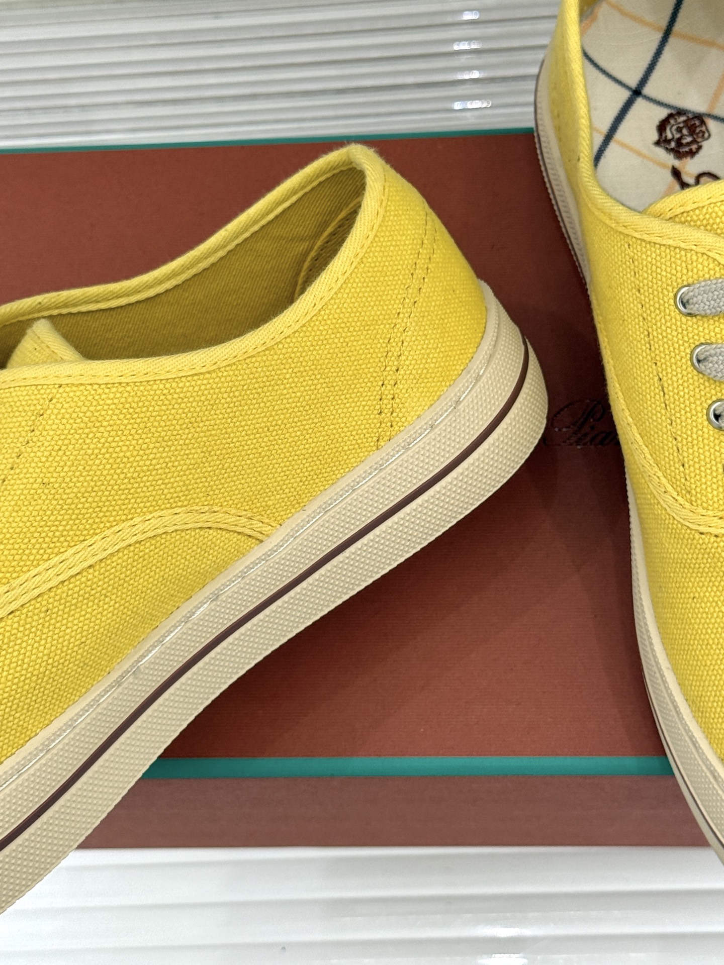 布面Loro Piana新品情侣款休闲帆布鞋以极简轮廓诠释老钱风的低调奢华。甄选高支棉帆布 经防污防泼水