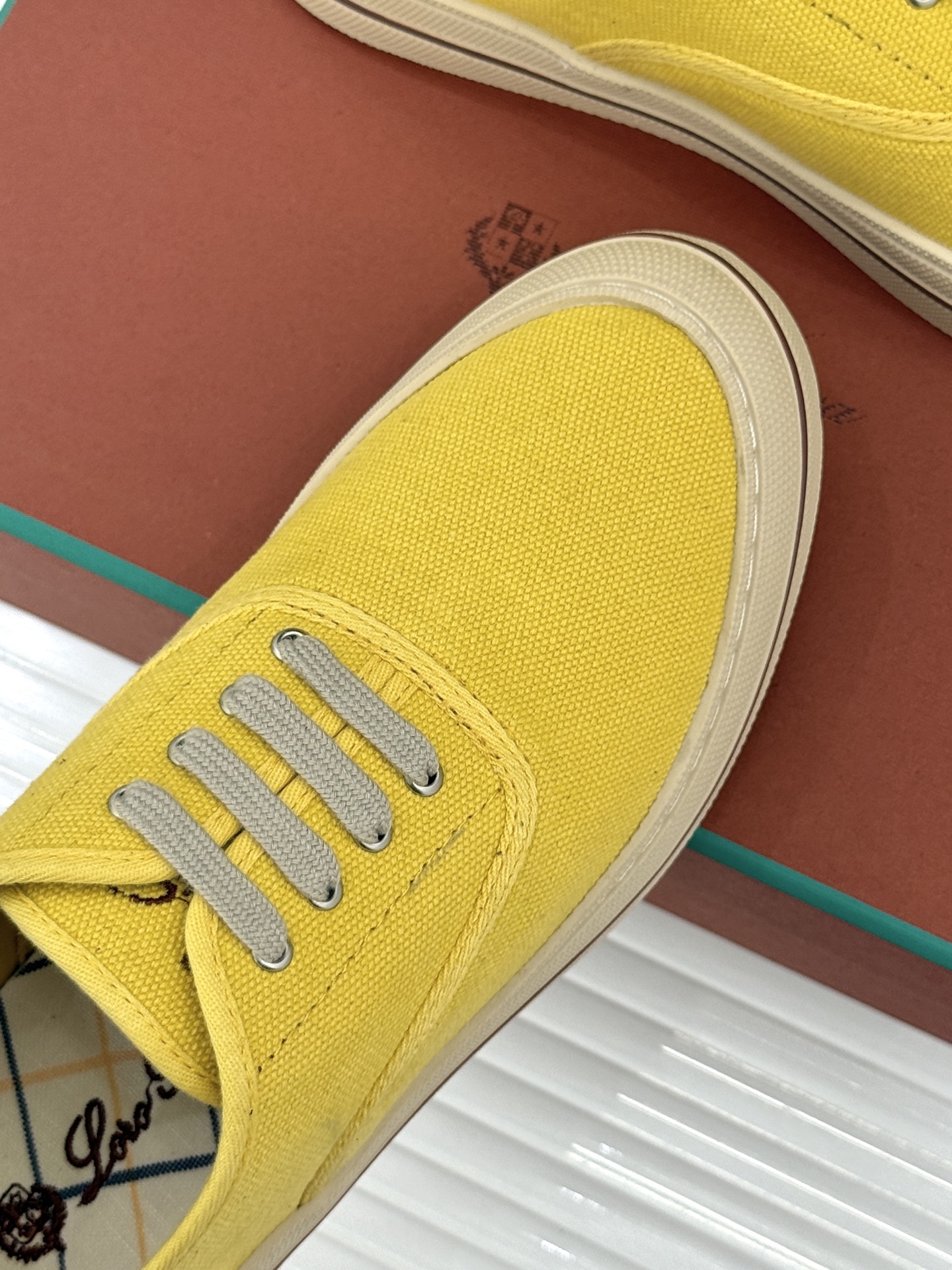 布面Loro Piana新品情侣款休闲帆布鞋以极简轮廓诠释老钱风的低调奢华。甄选高支棉帆布 经防污防泼水