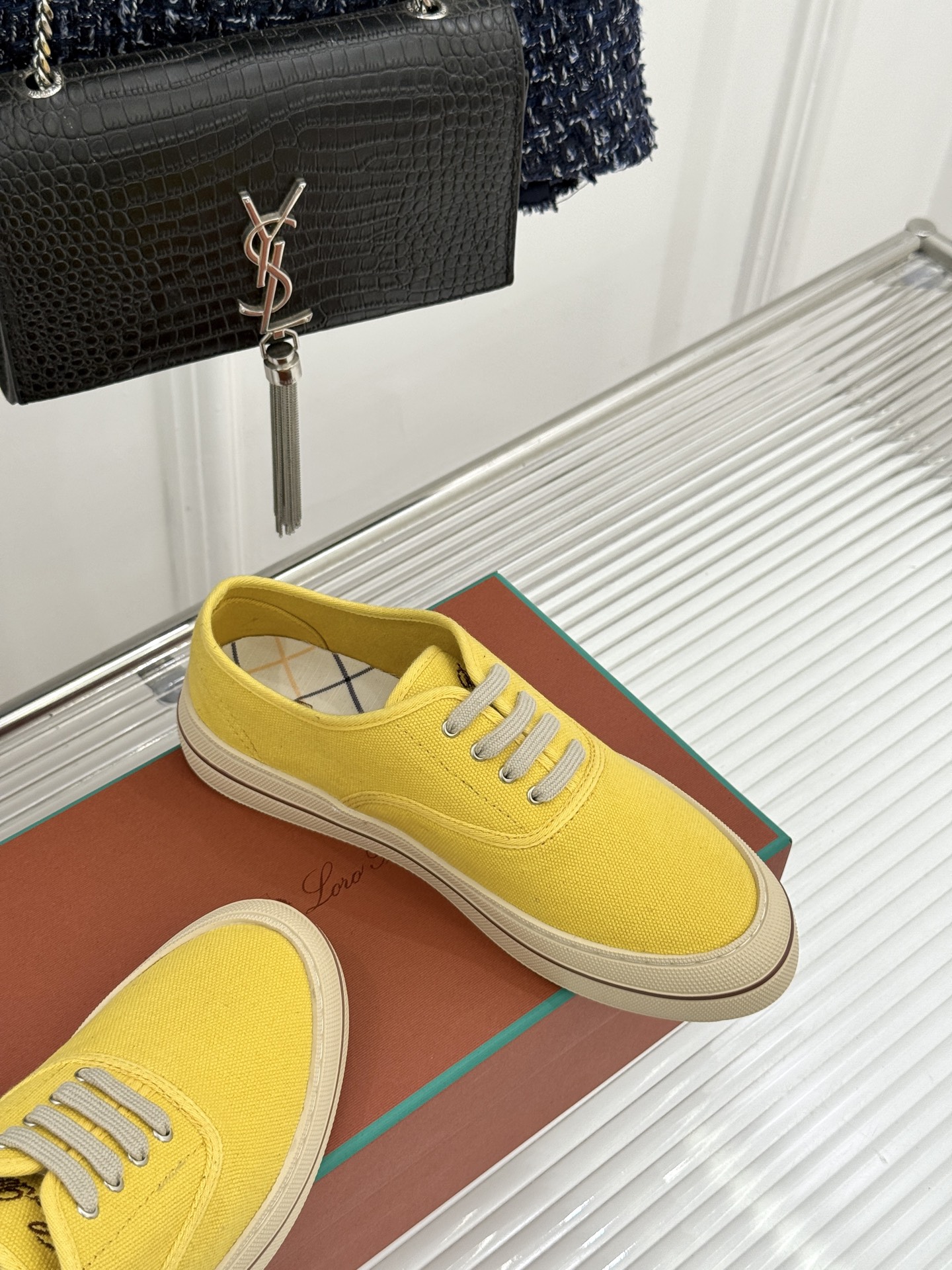 布面Loro Piana新品情侣款休闲帆布鞋以极简轮廓诠释老钱风的低调奢华。甄选高支棉帆布 经防污防泼水