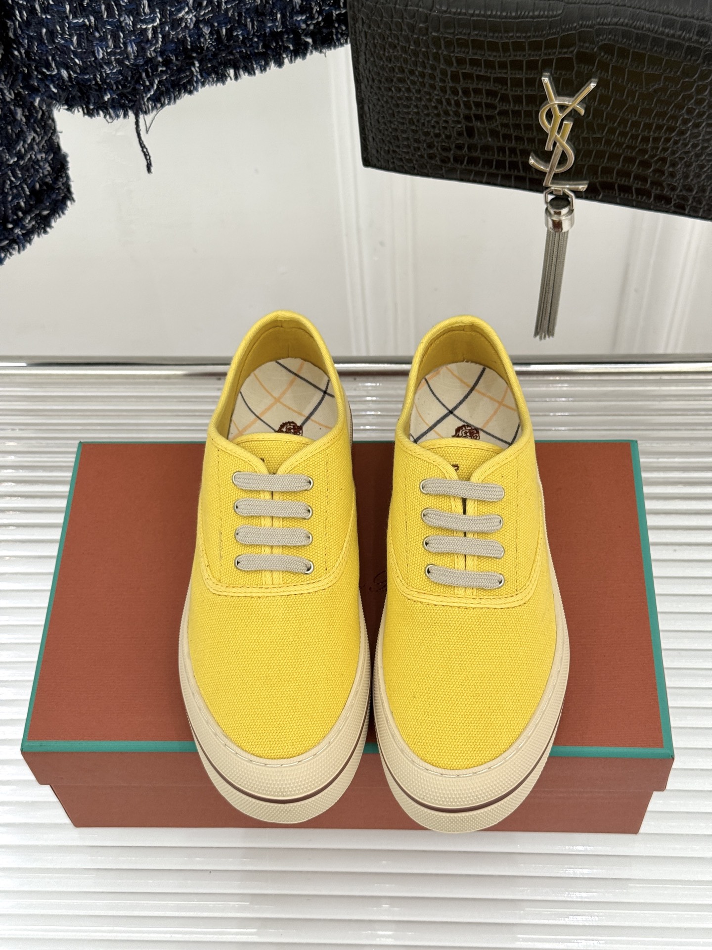 布面Loro Piana新品情侣款休闲帆布鞋以极简轮廓诠释老钱风的低调奢华。甄选高支棉帆布 经防污防泼水