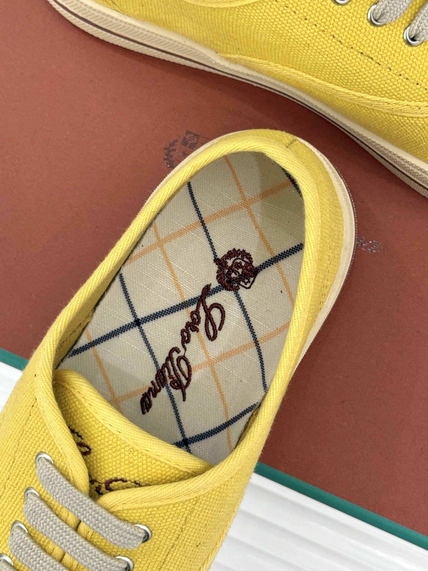 布面Loro Piana新品情侣款休闲帆布鞋以极简轮廓诠释老钱风的低调奢华。甄选高支棉帆布 经防污防泼水