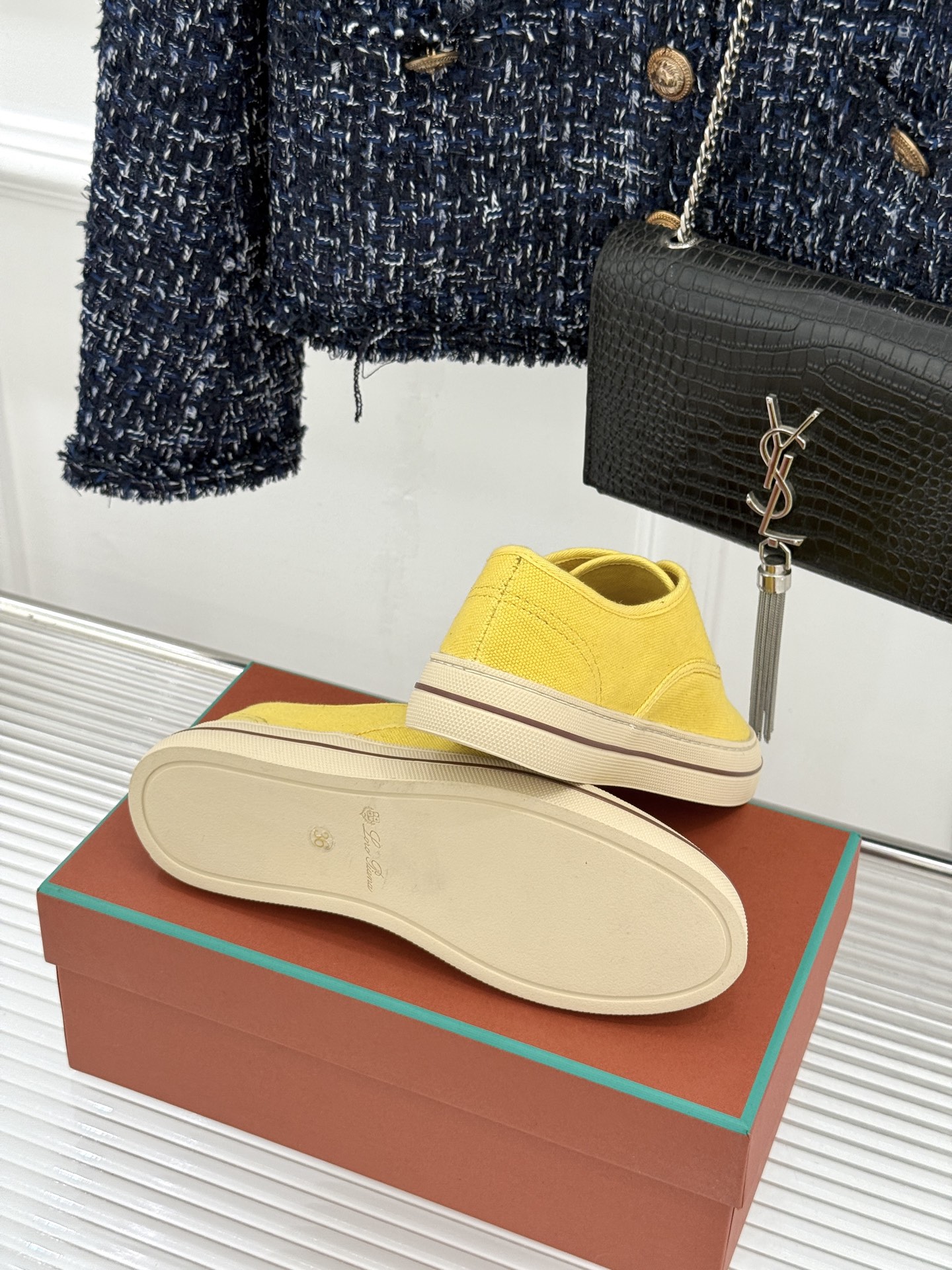 布面Loro Piana新品情侣款休闲帆布鞋以极简轮廓诠释老钱风的低调奢华。甄选高支棉帆布 经防污防泼水