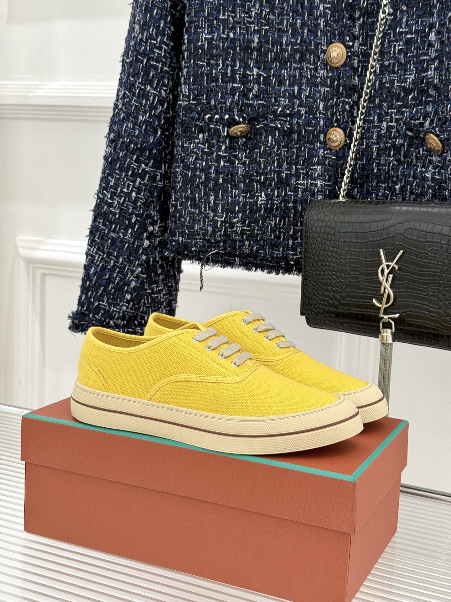 布面Loro Piana新品情侣款休闲帆布鞋以极简轮廓诠释老钱风的低调奢华。甄选高支棉帆布 经防污防泼水