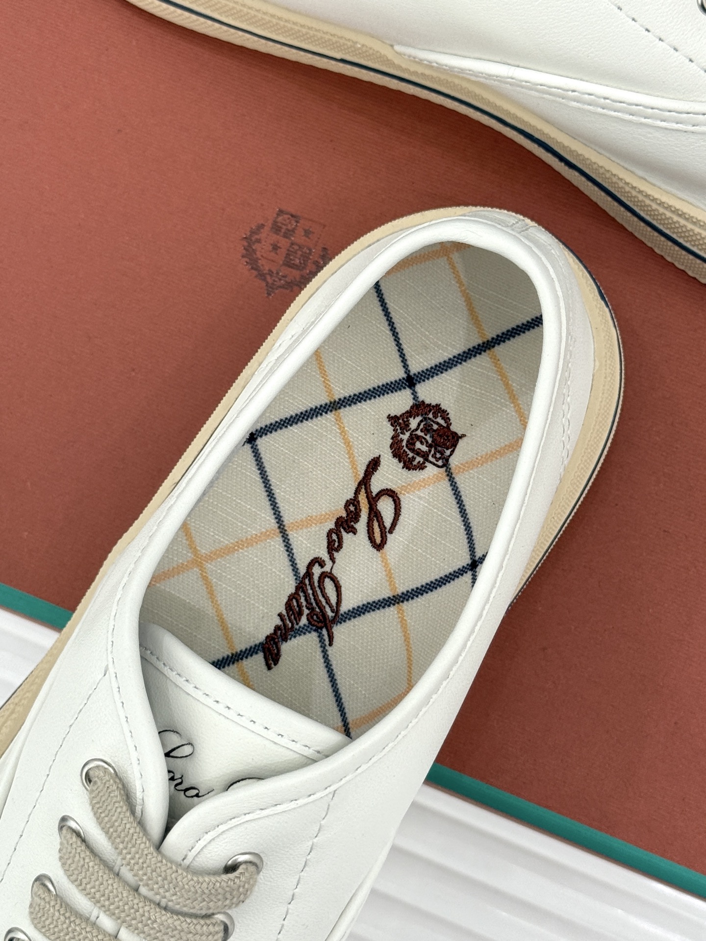 皮面Loro Piana新品情侣款休闲帆布鞋以极简轮廓诠释老钱风的低调奢华。甄选高支棉帆布 经防污防泼水