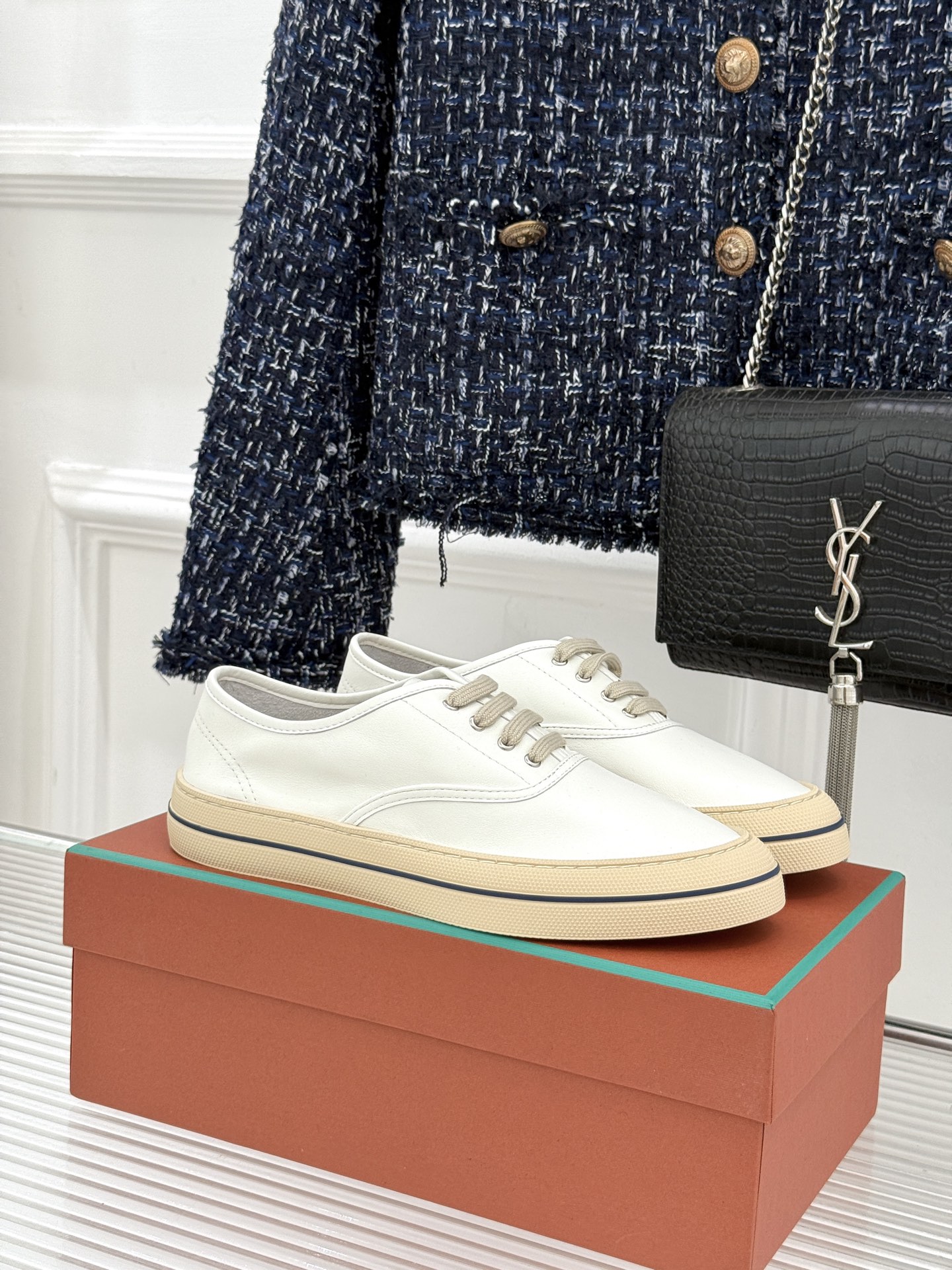 皮面Loro Piana新品情侣款休闲帆布鞋以极简轮廓诠释老钱风的低调奢华。甄选高支棉帆布 经防污防泼水