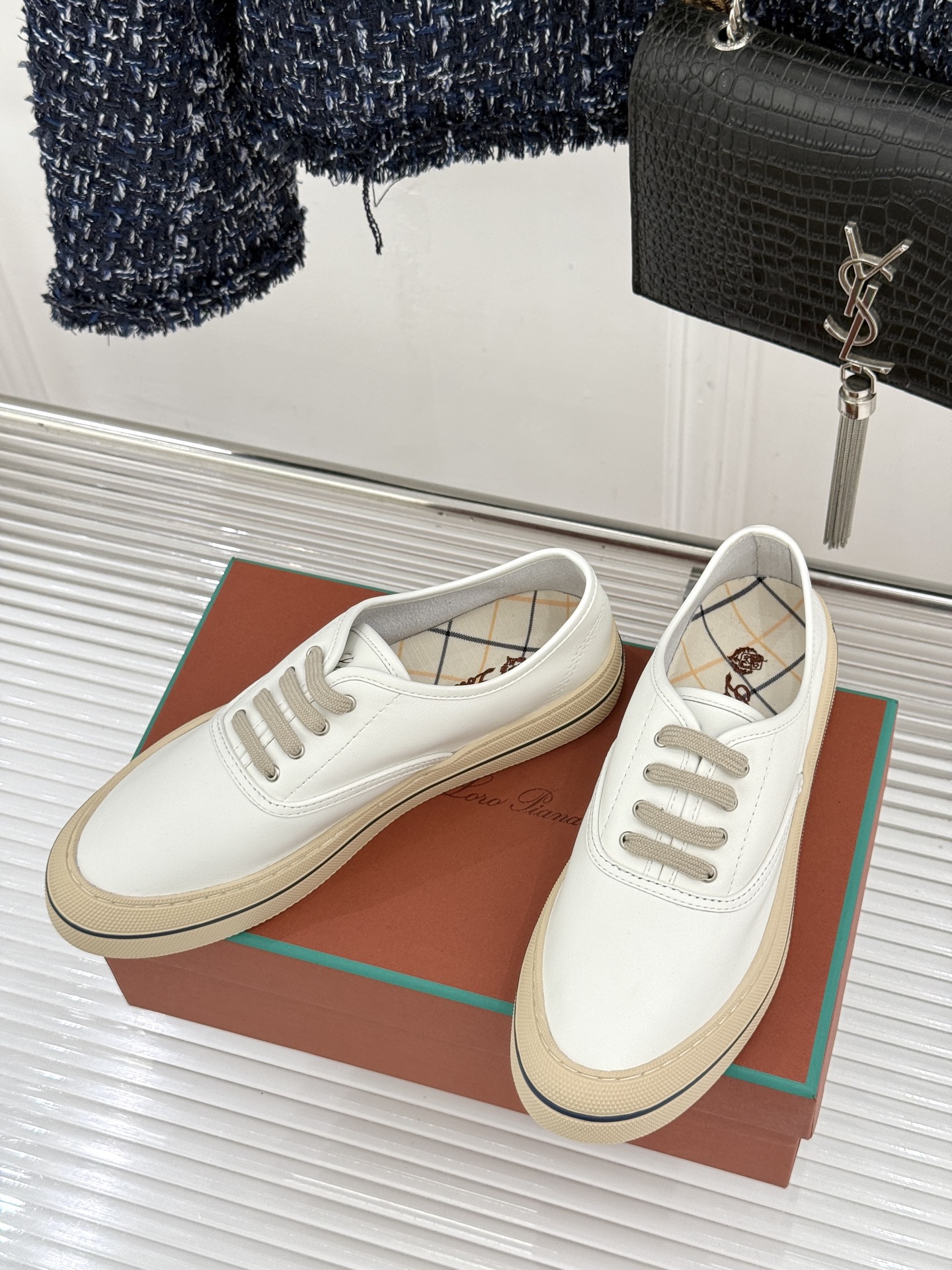 皮面Loro Piana新品情侣款休闲帆布鞋以极简轮廓诠释老钱风的低调奢华。甄选高支棉帆布 经防污防泼水